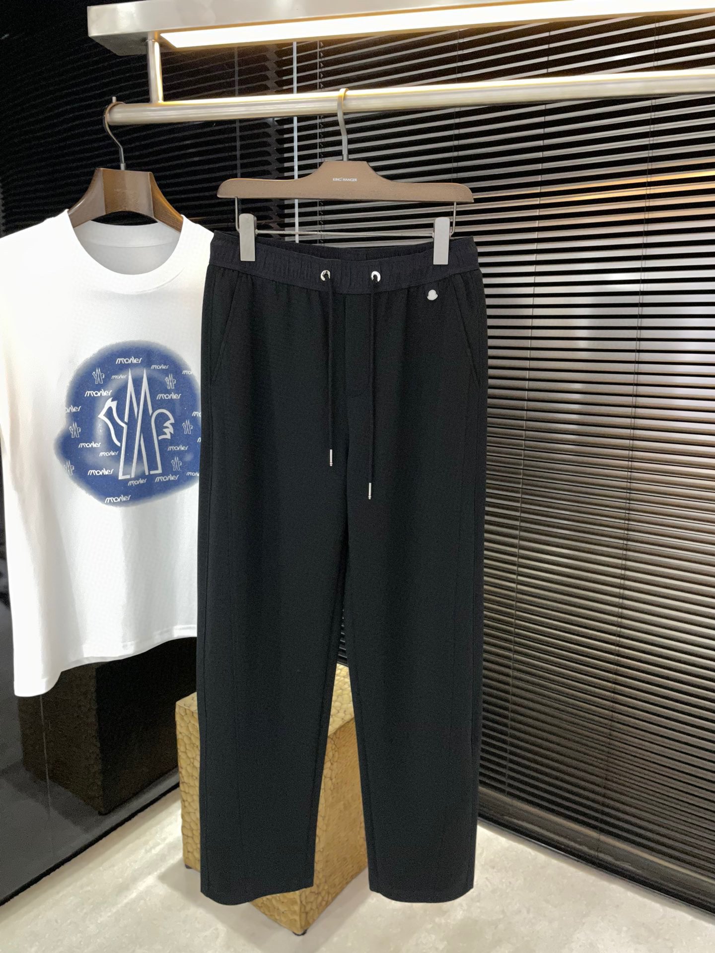 NO:839232,P Monch-(Mengjia) 2026 spring new model, the latest trendy brand wide version of casual pants. The original pants type upper body is casual and versatile, casual and lazy, customized original imported nylon air cotton fabric. The fabric is comfortable, with a strong sense of quality, and the upper body effect is excellent. The brand LOGO hardware is embellished with fine details, and the classic brand elements and logos are restored one to one... High-end atmosphere, the ultimate product in quality. Is there a taste of spring? The first choice for spring casual pants  .Everyone must enter...The code size is M to 3XL purchasing level,,19860909P  Monch-（蒙家） 2026春季新款,最新潮牌阔版休闲裤 原版裤型上身休闲百搭、随性慵懒范,定制原版进口锦纶空气棉面料 面料舒适,品质感极强,上身效果极佳 舒适感爆棚. 品牌LOGO五金点缀 细节精细,经典品牌元素标志一比一还原…高端大气,品质中的臻品 春天的的味道有没有,春季休闲裤首选 .人手必入……码数 M一3XL 代购级别,,,Men's clothing