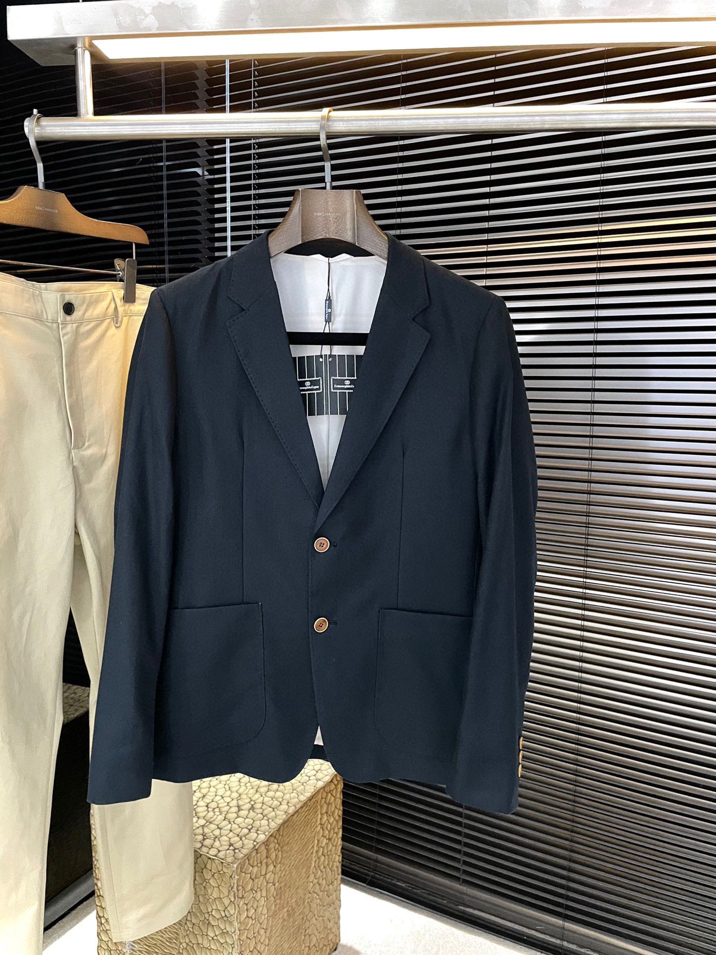 NO:839237,P Z Zegn - (Emenia Ermenegildo Zegna) 2026 spring Z Z new suit jacket. Fashionable business casual, imported cotton and linen blended fabrics, light luster, soft and smooth, delicate texture. Perfectly tailored and fit, comfortable, shaping and stylish. I can't describe the feel. Handsome and capable design. The version is a slim style. It is great to wear. The seaming details are very rigorous and elegant. Absolutely the first-line OEM requirements!  Very fashionable casual casual suit, worth owning!  Size M-4XL,,zegna,jackets & coats,business suit,19860909P  Z Zegn-（杰尼亚）2026春季Z Z新品西装外套.时尚商务休闲,进口棉麻混纺面料 淡淡光泽 柔软顺滑 质感细腻.完美剪裁合体贴身 舒适 塑形有型.手感我无法言喻 帅气干练设计 版型属于修身款式 穿着超赞 锁边细节 都非常严谨考究 绝对一线代工要求！非常时尚休闲便装西服 值得拥有！尺码 M-4XL,,zegna,jackets & coats,business suit,,Men's clothing