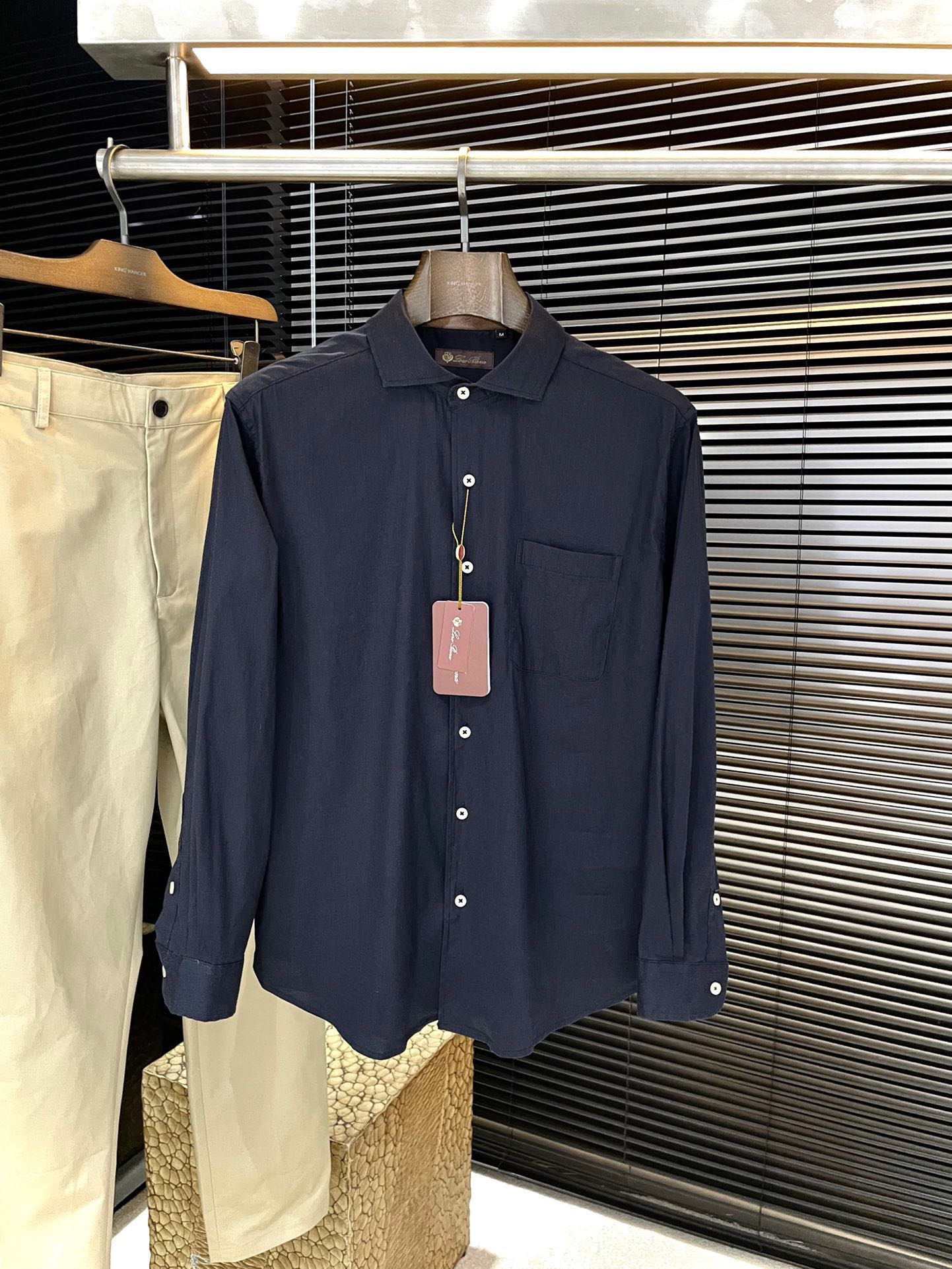 NO:839242,P Loro Piana 2026 spring and summer new linen five-color button-down shirt. This shirt is made of linen fabric. The original version is developed at 1:1. The fabric is soft and delicate. It adopts shell button opening and closing design. The linen fabric makes your upper body comfortable and upscale. It is the best choice for crisp clothes in summer. Highly recommended!  Size M-4XL,,loro piana,shirts,19860909P  Loro Piana（诺悠翩雅） 2026春夏新款亚麻五色纽扣衬衫,这款衬衫采用亚麻面料制作而成,原版1:1开发,面料柔软细腻,采用贝壳纽扣开合设计,亚麻面料让您上身即舒服又上档次,是夏日挺括衣装的不二之选.强烈推荐！码数 M-4XL,,loro piana,shirts,,Men's clothing