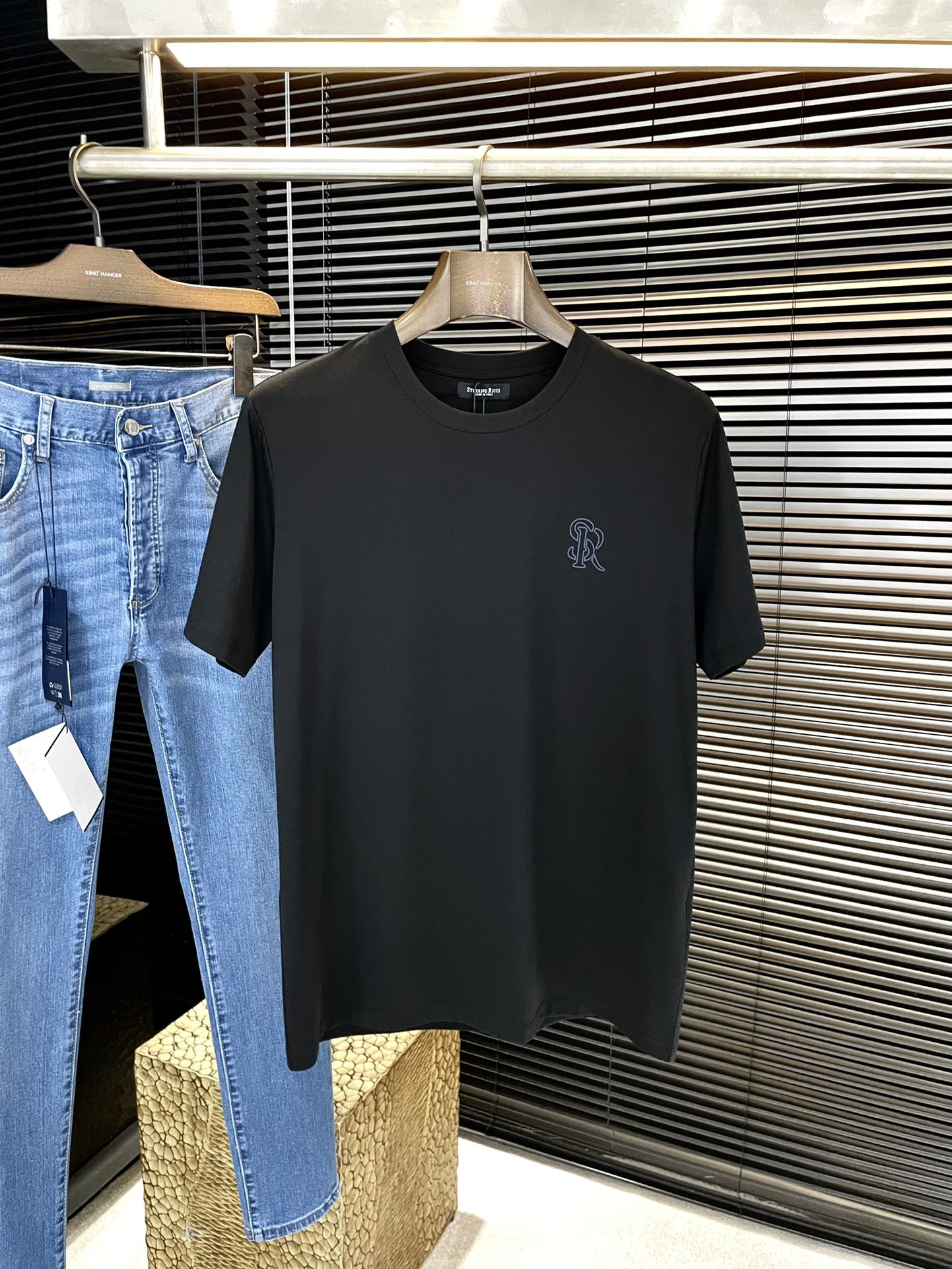 NO:839247,P STEFANO RlCCI (Stephen) series VIP advanced customization 2026 spring and summer new short-sleeved style. Anyone can easily control it. The fabric is fully customized. High-end first-class double mercerized fabric. The fabric feels soft, and the upper body is comfortable and soft. The simple style is very classy, ​​simple and stylish, and the tailoring is very exquisite, showing aura, and highlighting the sophistication of business men!  Size 48-56,,T-shirt,19860909P STEFANO RlCCI（史蒂芬）系列 VIP高级定制 2026春夏季新款短袖 百搭款式 任何人都可以轻松驾驭 面料全订制 高定一等品双丝光面料 面料手感柔软,上身舒适柔软 简约的款式非常显档次,简约个性时尚,版型剪裁非常精致,显气场,又会凸显商务男士的精致！尺码 48-56,,T-shirt,,Men's clothing