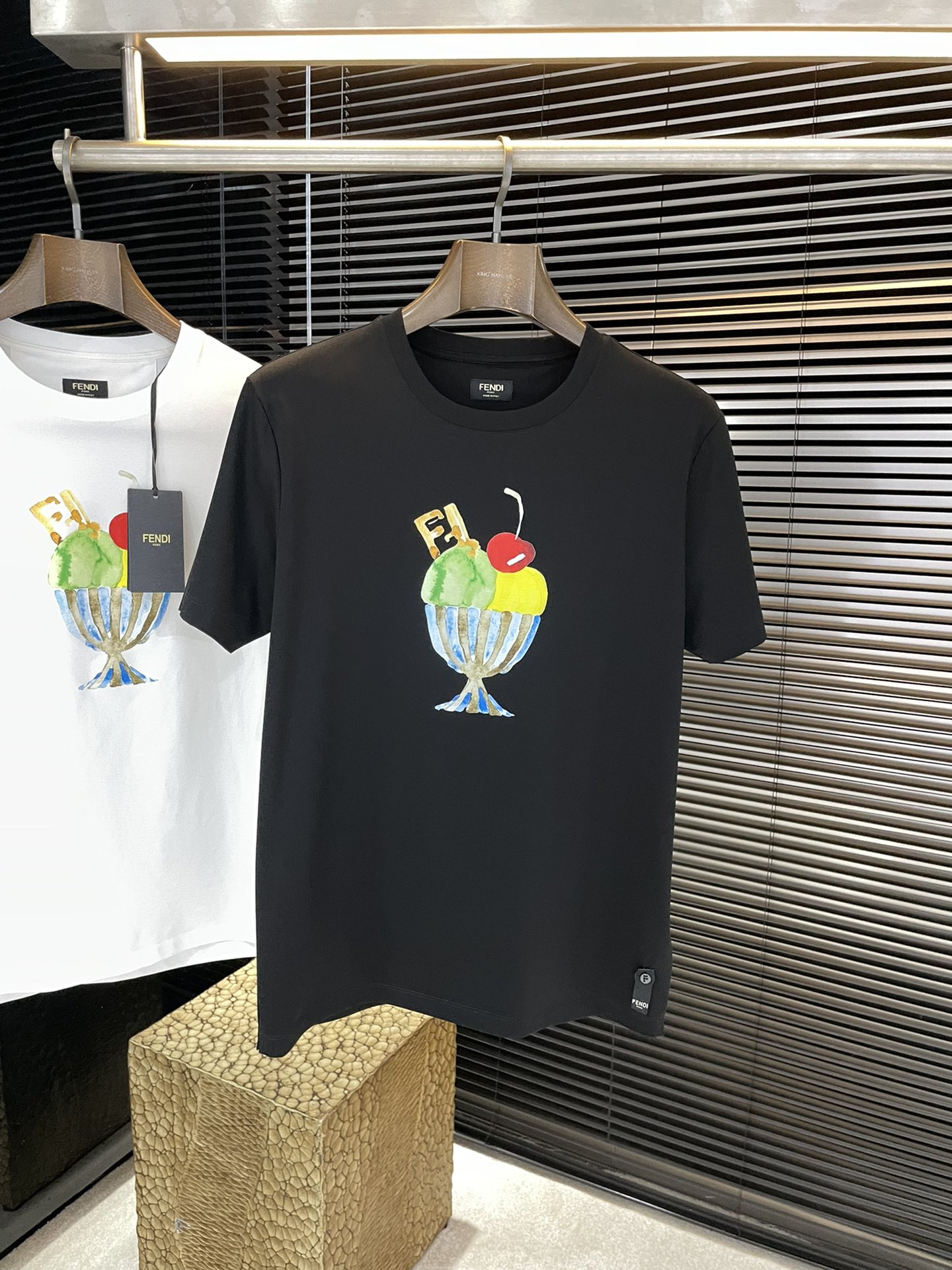 NO:839252,P FEND-(fendi) series VIP advanced customization 2026 spring and summer new short-sleeved style. Anyone can easily control it. The fabric is fully customized. High-end first-class double mercerized fabric. The fabric feels soft, and the upper body is comfortable and soft. The simple style is very classy, ​​simple and stylish, and the tailoring is very exquisite, showing aura, and will highlight the sophistication of business men!  Size 48-56,,fendi,T-shirt,19860909P FEND-（分迪）系列 VIP高级定制 2026春夏季新款短袖 百搭款式 任何人都可以轻松驾驭 面料全订制 高定一等品双丝光面料 面料手感柔软,上身舒适柔软 简约的款式非常显档次,简约个性时尚,版型剪裁非常精致,显气场,又会凸显商务男士的精致！尺码 48-56,,fendi,T-shirt,,Men's clothing