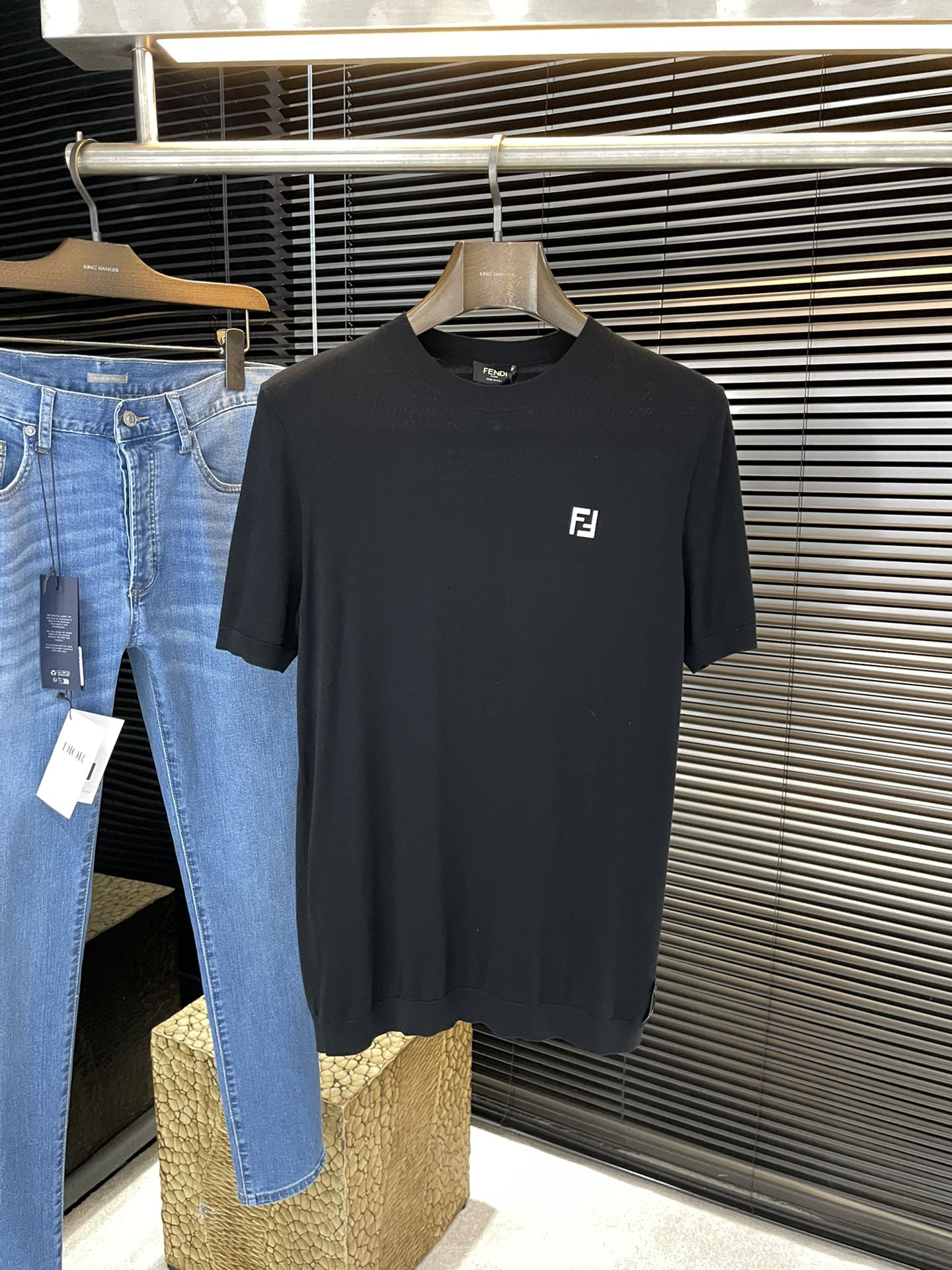 NO:839257,P FEND-(fendi) advanced customization 2026 spring and summer FF's new cotton knitted fabric, FF logo T-shirt, this T-shirt is decorated with FF metal logo, paying tribute to FF's haute couture spirit. Decorated with classic printing, it is carefully made of cotton jersey fabric and can be matched with various jeans to add a casual style. Highly recommended!  Size M-3XL,,fendi,fendi,jeans,tees,t-shirt,19860909P  FEND-（分迪）高级定制 2026春夏季FF家新款棉质针织面料,FF标志T恤,这款T恤饰以FF金属标志,向FF的高订精神致敬.饰以经典的印花采用棉质平纹针织面料精心制作,可搭配各种牛仔裤,增添休闲风范.强烈推荐！码数 M-3XL,,fendi,fendi,jeans,tees，t-shirt,,Men's clothing