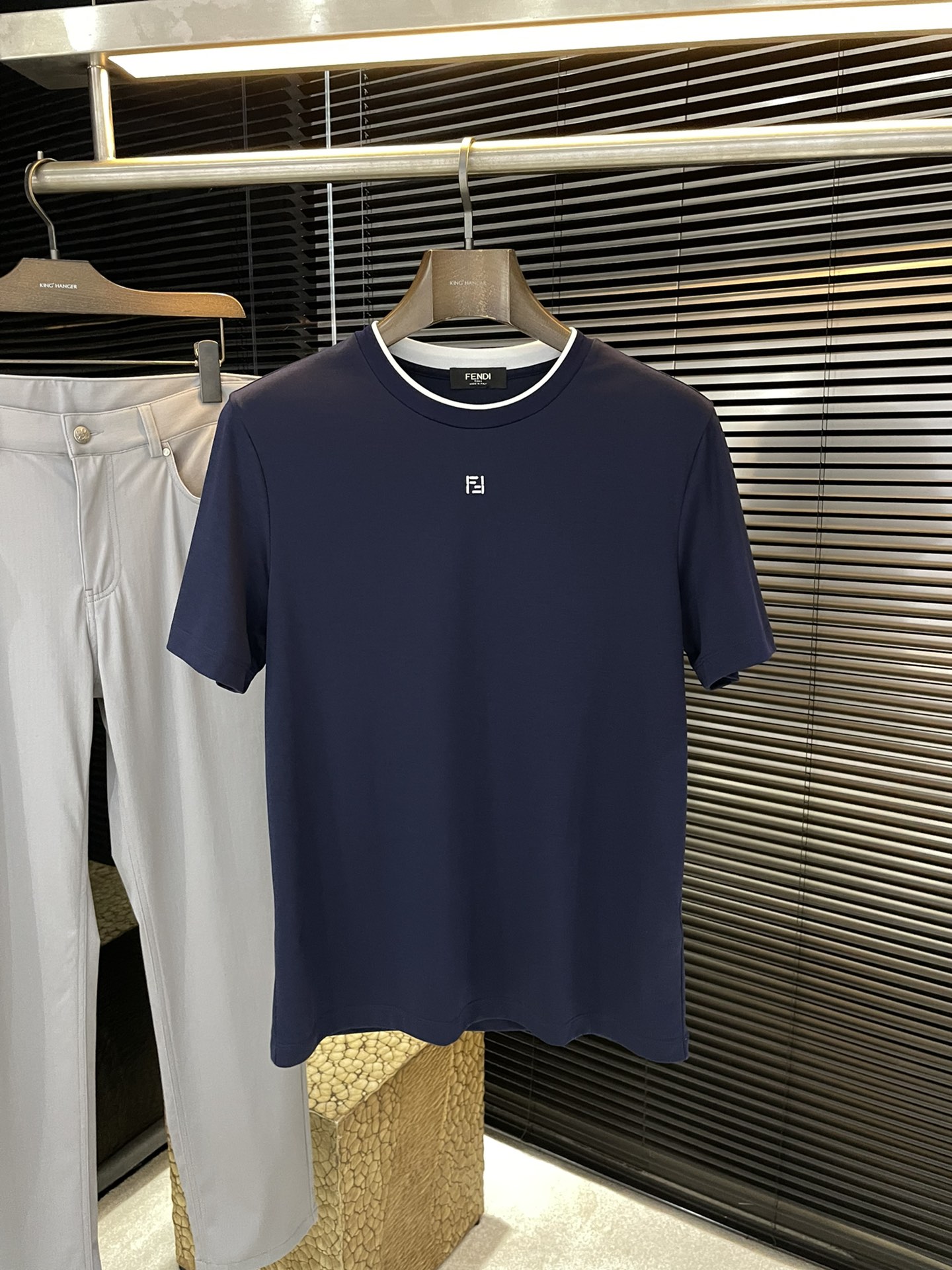 NO:839262,P FEND-(fendi) series VIP advanced customization 2026 spring and summer new T-shirt, this one is made of soft cotton fabric, decorated with classic FF logo embroidery on the chest, highly recommended!  Size M-4XL,,fendi,tees,t-shirt,19860909P  FEND-（分迪）系列 VIP高级定制 2026春夏季新款T恤,这款采用柔软棉质面料制作而成,胸前饰有经典FF标识刺绣,强烈推荐！码数 M-4XL,,fendi,tees，t-shirt,,Men's clothing