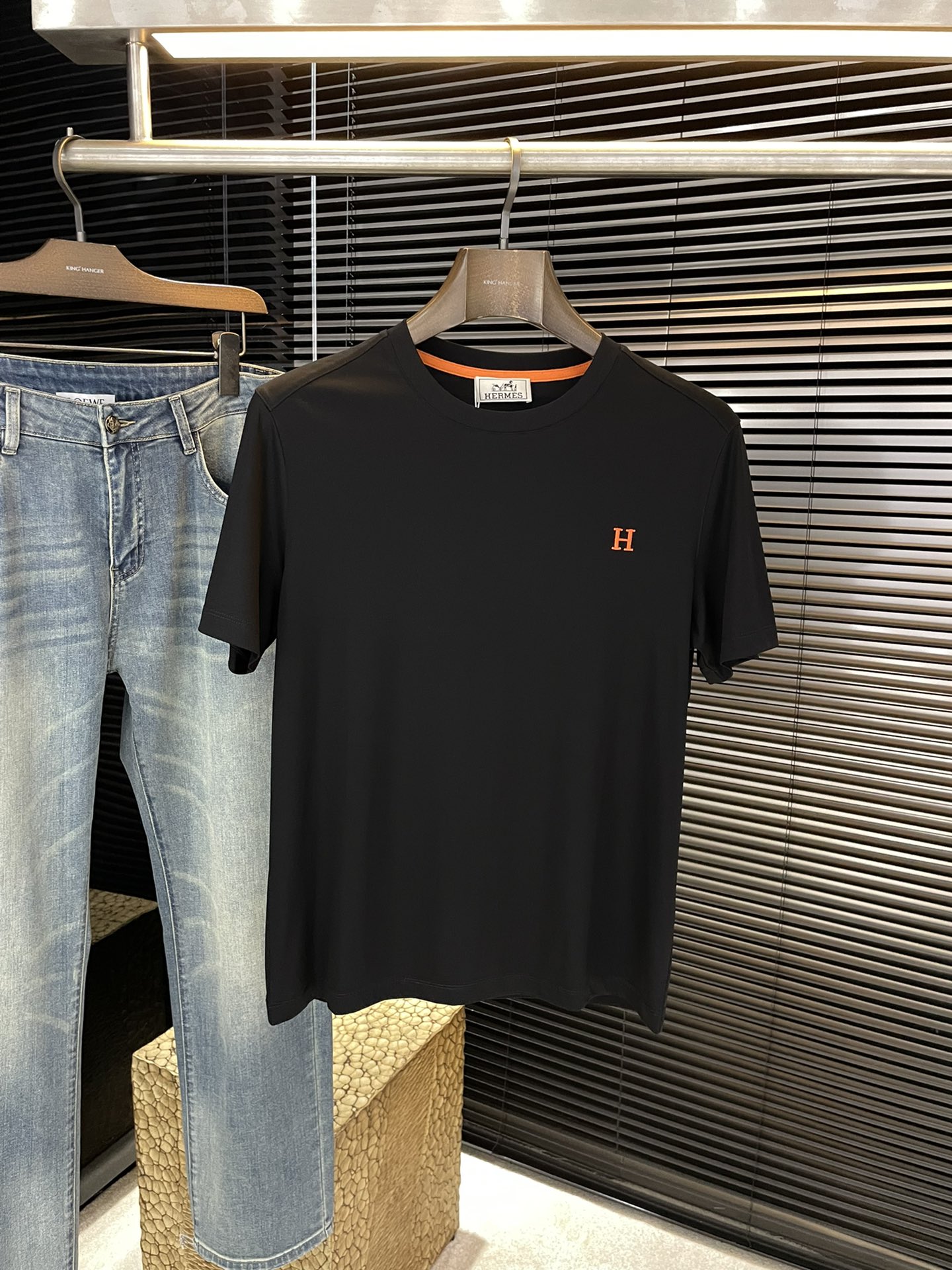 NO:839217,P Hemrs-(Love Horse) Series VIP Advanced Customization 2026 Spring and Summer New Short Sleeves Versatile Styles Anyone Can Easily Control The Fabrics Fully Customized High-Quality First-Class Double Mercerized Fabrics The Fabrics Feel Soft, The Upper Body Is Comfortable And Soft The simple styles are very classy, ​​simple and stylish, and the tailoring is very exquisite, showing aura, and highlighting the sophistication of business men!  Size 48-56,,hermes,T-shirt,19860909P Hemrs-（爱马）系列 VIP高级定制 2026春夏季新款短袖 百搭款式 任何人都可以轻松驾驭 面料全订制 高定一等品双丝光面料 面料手感柔软,上身舒适柔软 简约的款式非常显档次,简约个性时尚,版型剪裁非常精致,显气场,又会凸显商务男士的精致！尺码 48-56,,hermes,T-shirt,,Men's clothing