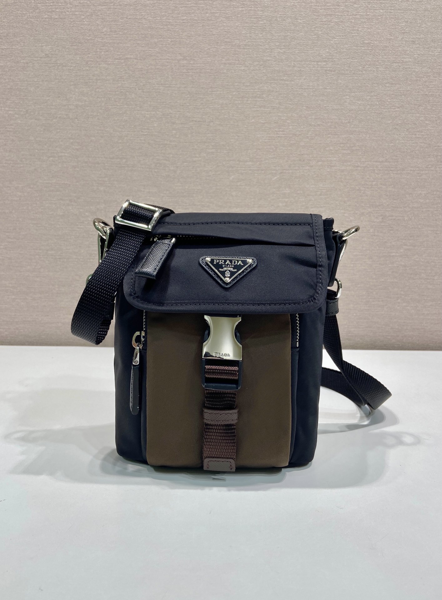 NO:853556,New mobile phone bag 2ZT086 This regenerated nylon smartphone bag is a multi-functional accessory with a sporty style and compact design, equipped with an external zipper pocket and a shoulder strap. The iconic enameled triangular metal logo adds a unique style to the accessory. It has large capacity and a stylish and practical upper body effect. Another popular style that will never go out of style. Length 14x height 18x ​​bottom 5cm, Prada [price], prada19860909新品手机包2ZT086 这款再生尼龙智能手机包是一款多功能配件,具有运动风格,设计紧凑,配有外部拉链口袋和肩带.标志性的涂珐琅三角形金属徽标为配饰增添了独特的风格.容量空间大,上身效果时尚又实用.又是一款永久不过时爆款 长14x高18x底5cm,普拉达【跑量价】,prada,Bag