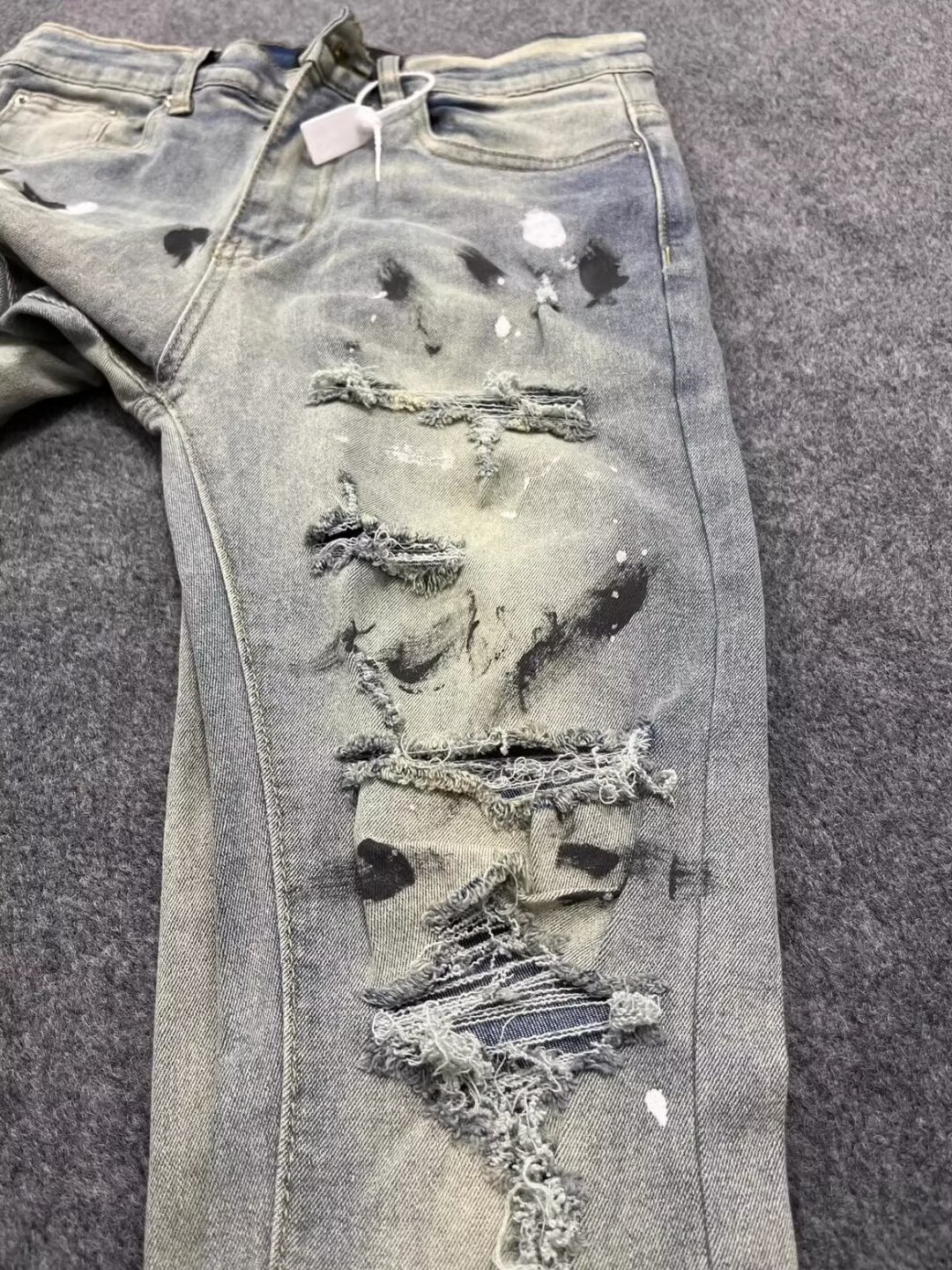 🛒购物价：60💰[原版牛仔裤,原标吊牌独家工作室新款]春秋新款牛仔裤.原厂原布原洗水！进口原版水洗弹力面料进口原版水洗弹力水洗面料，弱饱和度的中灰色在炒砂洗水测试中特别难把握，复杂的手工艺叠加，任何一个洗水环节多停留几秒都会变成完全不一样的颜色效果，所以越加珍贵，特别持久、耐味…… 选用上乘的丹宁弹力质感，真皮皮牌、高定的金属辅料……打造出独特及原创的牛仔裤款型！ 后袋三角经典logo，原版五金辅料，版型超正，舒适透气，档次极高，专柜品质，上身帅气.................................................................尺码： 28-36