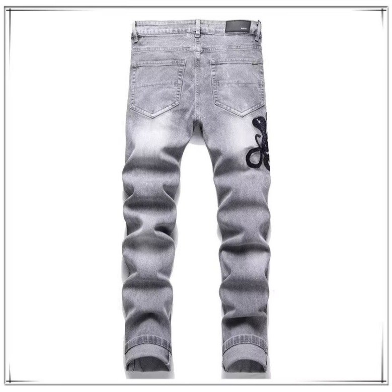 🛒购物价：60💰[原版牛仔裤,原标吊牌独家工作室新款]春秋新款牛仔裤.原厂原布原洗水！进口原版水洗弹力面料进口原版水洗弹力水洗面料，弱饱和度的中灰色在炒砂洗水测试中特别难把握，复杂的手工艺叠加，任何一个洗水环节多停留几秒都会变成完全不一样的颜色效果，所以越加珍贵，特别持久、耐味…… 选用上乘的丹宁弹力质感，真皮皮牌、高定的金属辅料……打造出独特及原创的牛仔裤款型！ 后袋三角经典logo，原版五金辅料，版型超正，舒适透气，档次极高，专柜品质，上身帅气.................................................................尺码： 28-36