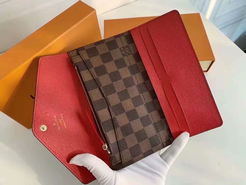 P125Josephine 钱夹以路易威登的首款钱夹为设计灵感，采用柔软的 Monogram 帆布制成，并衬以颜色鲜艳的内衬，令品牌经典设计流露别样俏丽时尚之美。 长而扁平的造型使其可以轻松地放入任何口袋或手袋中。型号：M60708   尺寸：19/10.