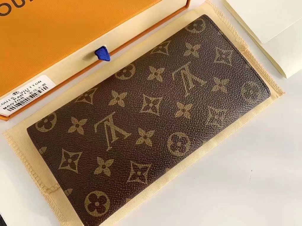 P125Josephine 钱夹以路易威登的首款钱夹为设计灵感，采用柔软的 Monogram 帆布制成，并衬以颜色鲜艳的内衬，令品牌经典设计流露别样俏丽时尚之美。 长而扁平的造型使其可以轻松地放入任何口袋或手袋中。型号：M60708   尺寸：19/10.