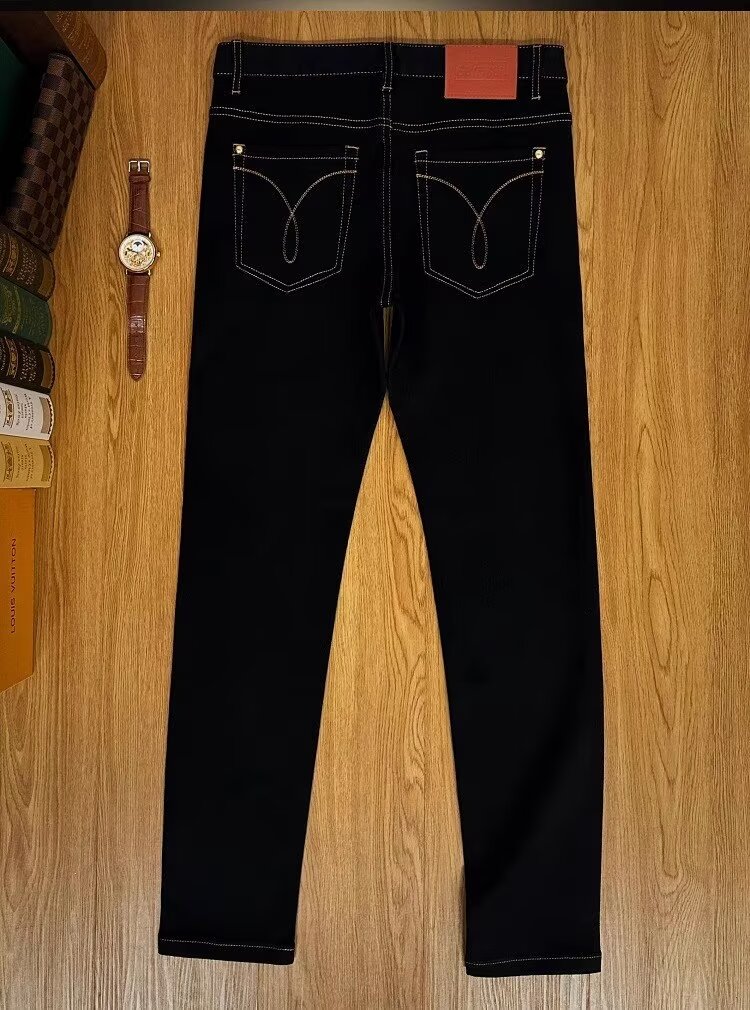 🛒购物价：60💰[原版牛仔裤,原标吊牌独家工作室新款]春秋新款牛仔裤.原厂原布原洗水！进口原版水洗弹力面料进口原版水洗弹力水洗面料，弱饱和度的中灰色在炒砂洗水测试中特别难把握，复杂的手工艺叠加，任何一个洗水环节多停留几秒都会变成完全不一样的颜色效果，所以越加珍贵，特别持久、耐味…… 选用上乘的丹宁弹力质感，真皮皮牌、高定的金属辅料……打造出独特及原创的牛仔裤款型！ 后袋三角经典logo，原版五金辅料，版型超正，舒适透气，档次极高，专柜品质，上身帅气.................................................................尺码： 28-36