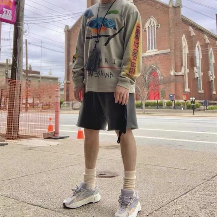 Yeezy Master Season 6: Kanye Revamps Loose Base Shorts on European High Street - 图片 5