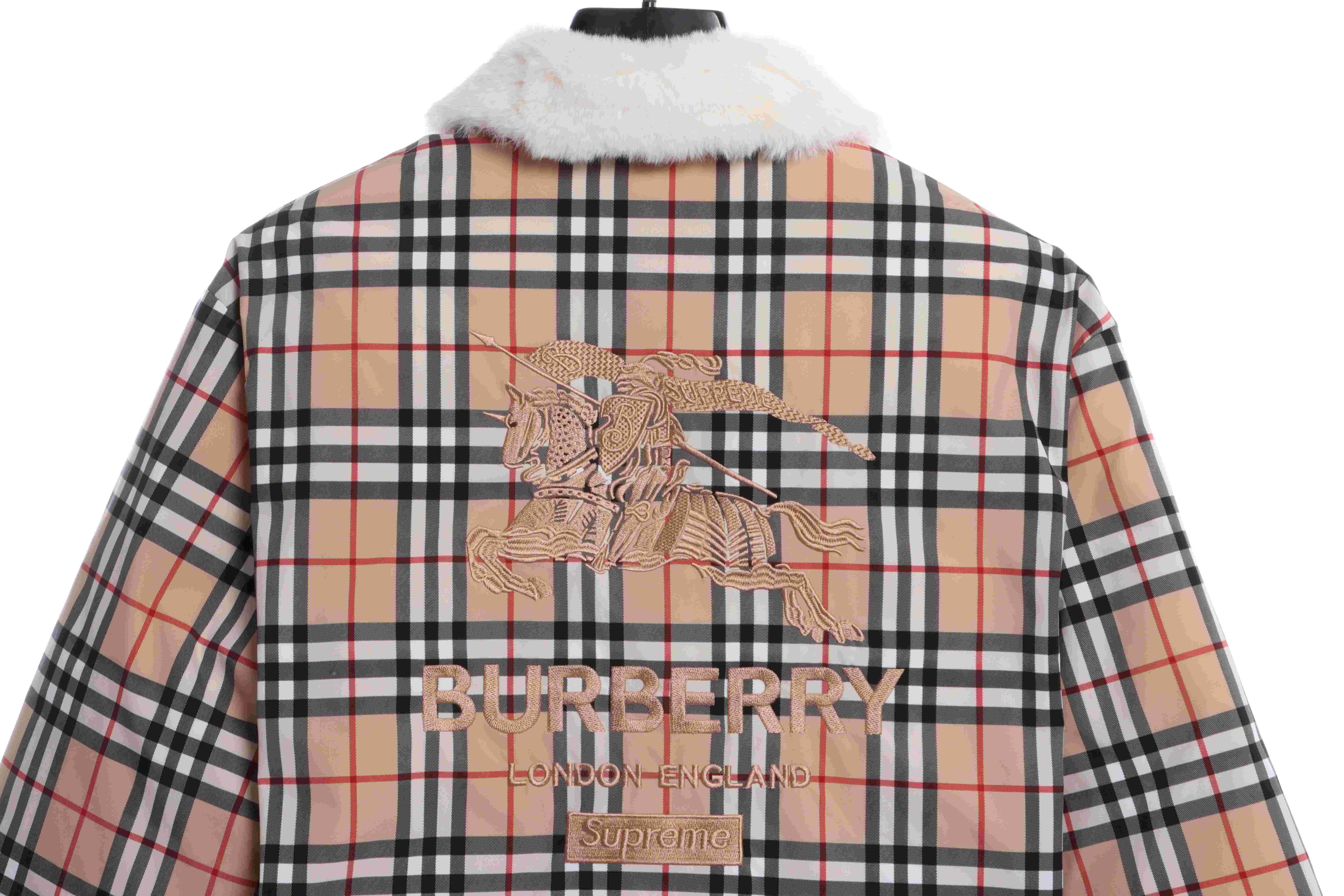 burberry×supreme联名毛领背后刺绣羽绒服 卡其色