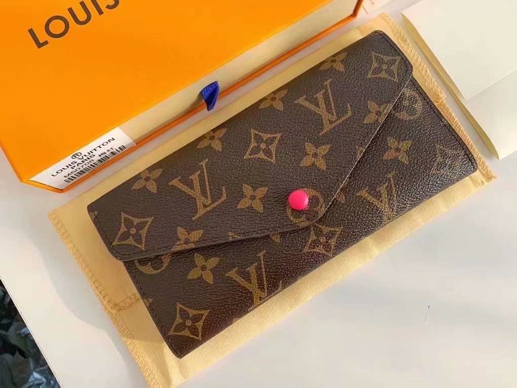 P125Josephine 钱夹以路易威登的首款钱夹为设计灵感，采用柔软的 Monogram 帆布制成，并衬以颜色鲜艳的内衬，令品牌经典设计流露别样俏丽时尚之美。 长而扁平的造型使其可以轻松地放入任何口袋或手袋中。型号：M60708   尺寸：19/10.