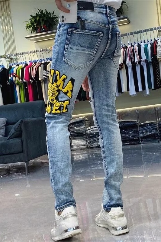 🛒购物价：60💰[原版牛仔裤,原标吊牌独家工作室新款]春秋新款牛仔裤.原厂原布原洗水！进口原版水洗弹力面料进口原版水洗弹力水洗面料，弱饱和度的中灰色在炒砂洗水测试中特别难把握，复杂的手工艺叠加，任何一个洗水环节多停留几秒都会变成完全不一样的颜色效果，所以越加珍贵，特别持久、耐味…… 选用上乘的丹宁弹力质感，真皮皮牌、高定的金属辅料……打造出独特及原创的牛仔裤款型！ 后袋三角经典logo，原版五金辅料，版型超正，舒适透气，档次极高，专柜品质，上身帅气.................................................................尺码： 28-36