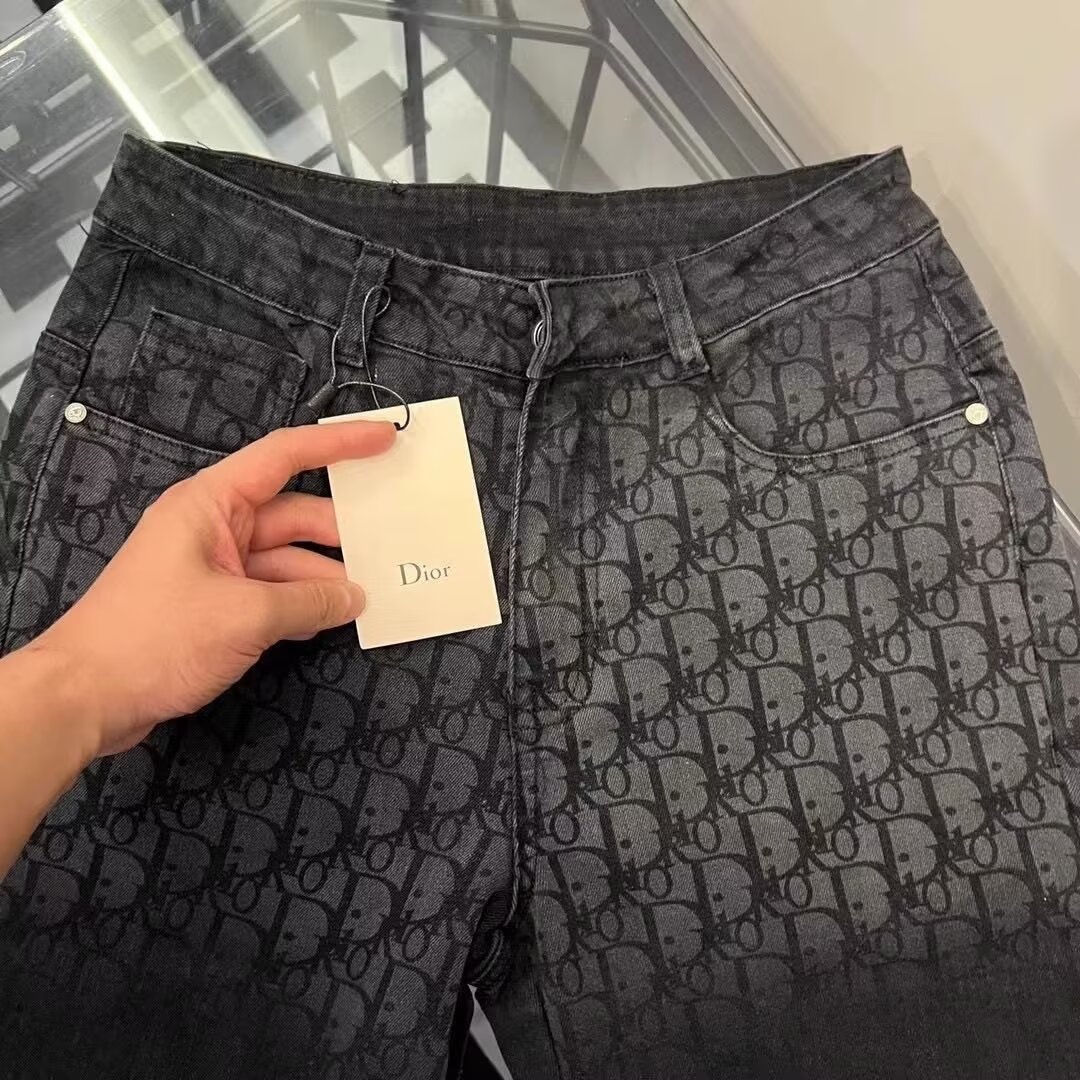 🛒购物价：60💰[原版牛仔裤,原标吊牌独家工作室新款]春秋新款牛仔裤.原厂原布原洗水！进口原版水洗弹力面料进口原版水洗弹力水洗面料，弱饱和度的中灰色在炒砂洗水测试中特别难把握，复杂的手工艺叠加，任何一个洗水环节多停留几秒都会变成完全不一样的颜色效果，所以越加珍贵，特别持久、耐味…… 选用上乘的丹宁弹力质感，真皮皮牌、高定的金属辅料……打造出独特及原创的牛仔裤款型！ 后袋三角经典logo，原版五金辅料，版型超正，舒适透气，档次极高，专柜品质，上身帅气.................................................................尺码： 28-36