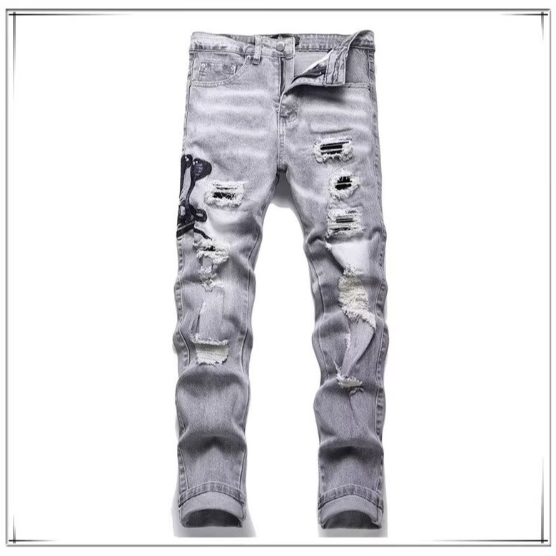 🛒购物价：60💰[原版牛仔裤,原标吊牌独家工作室新款]春秋新款牛仔裤.原厂原布原洗水！进口原版水洗弹力面料进口原版水洗弹力水洗面料，弱饱和度的中灰色在炒砂洗水测试中特别难把握，复杂的手工艺叠加，任何一个洗水环节多停留几秒都会变成完全不一样的颜色效果，所以越加珍贵，特别持久、耐味…… 选用上乘的丹宁弹力质感，真皮皮牌、高定的金属辅料……打造出独特及原创的牛仔裤款型！ 后袋三角经典logo，原版五金辅料，版型超正，舒适透气，档次极高，专柜品质，上身帅气.................................................................尺码： 28-36