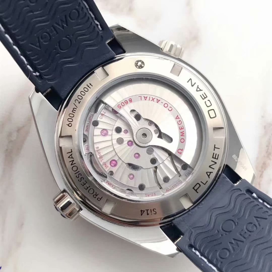 BF精品 海马600米系列自动机械男表搭载性能稳定的原版4针GMT8605机芯