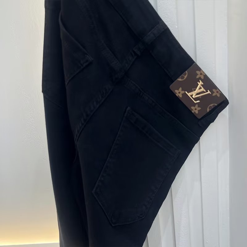 🛒购物价：60💰[原版牛仔裤,原标吊牌独家工作室新款]春秋新款牛仔裤.原厂原布原洗水！进口原版水洗弹力面料进口原版水洗弹力水洗面料，弱饱和度的中灰色在炒砂洗水测试中特别难把握，复杂的手工艺叠加，任何一个洗水环节多停留几秒都会变成完全不一样的颜色效果，所以越加珍贵，特别持久、耐味…… 选用上乘的丹宁弹力质感，真皮皮牌、高定的金属辅料……打造出独特及原创的牛仔裤款型！ 后袋三角经典logo，原版五金辅料，版型超正，舒适透气，档次极高，专柜品质，上身帅气.................................................................尺码： 28-36