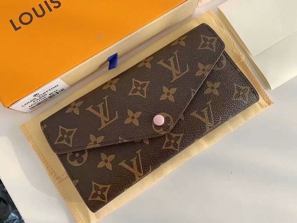 P125Josephine 钱夹以路易威登的首款钱夹为设计灵感，采用柔软的 Monogram 帆布制成，并衬以颜色鲜艳的内衬，令品牌经典设计流露别样俏丽时尚之美。 长而扁平的造型使其可以轻松地放入任何口袋或手袋中。型号：M60708   尺寸：19/10.