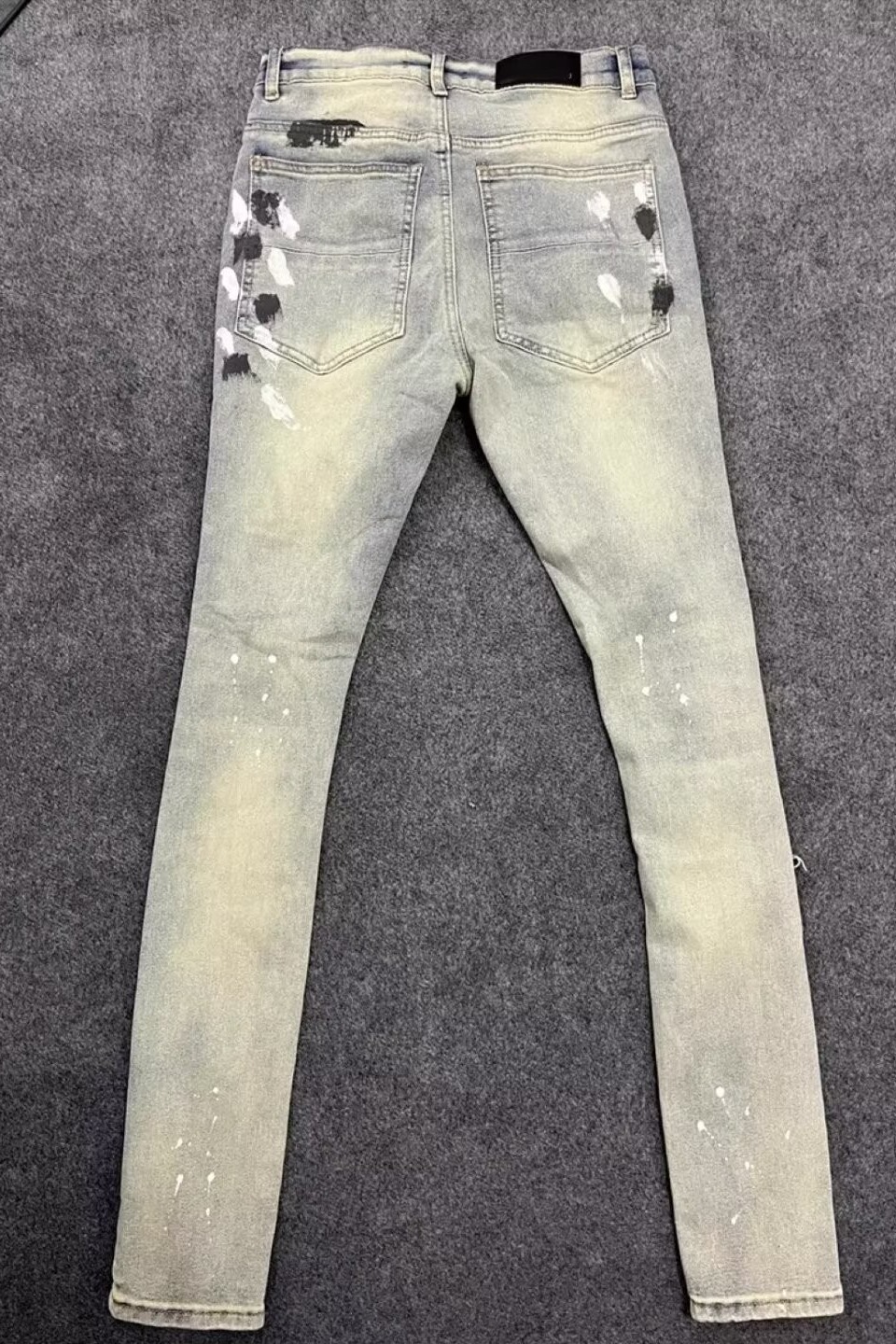 🛒购物价：60💰[原版牛仔裤,原标吊牌独家工作室新款]春秋新款牛仔裤.原厂原布原洗水！进口原版水洗弹力面料进口原版水洗弹力水洗面料，弱饱和度的中灰色在炒砂洗水测试中特别难把握，复杂的手工艺叠加，任何一个洗水环节多停留几秒都会变成完全不一样的颜色效果，所以越加珍贵，特别持久、耐味…… 选用上乘的丹宁弹力质感，真皮皮牌、高定的金属辅料……打造出独特及原创的牛仔裤款型！ 后袋三角经典logo，原版五金辅料，版型超正，舒适透气，档次极高，专柜品质，上身帅气.................................................................尺码： 28-36