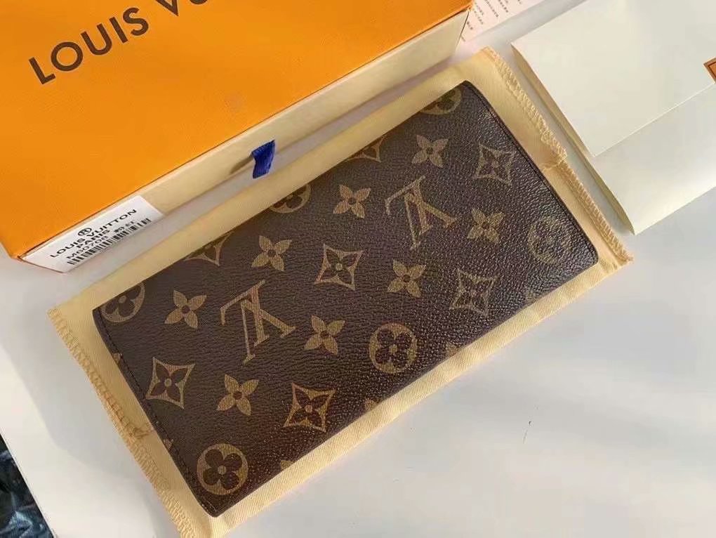 P125Josephine 钱夹以路易威登的首款钱夹为设计灵感，采用柔软的 Monogram 帆布制成，并衬以颜色鲜艳的内衬，令品牌经典设计流露别样俏丽时尚之美。 长而扁平的造型使其可以轻松地放入任何口袋或手袋中。型号：M60708   尺寸：19/10.