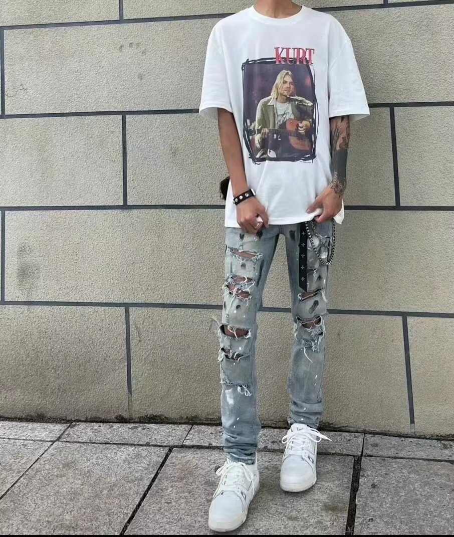 🛒购物价：60💰[原版牛仔裤,原标吊牌独家工作室新款]春秋新款牛仔裤.原厂原布原洗水！进口原版水洗弹力面料进口原版水洗弹力水洗面料，弱饱和度的中灰色在炒砂洗水测试中特别难把握，复杂的手工艺叠加，任何一个洗水环节多停留几秒都会变成完全不一样的颜色效果，所以越加珍贵，特别持久、耐味…… 选用上乘的丹宁弹力质感，真皮皮牌、高定的金属辅料……打造出独特及原创的牛仔裤款型！ 后袋三角经典logo，原版五金辅料，版型超正，舒适透气，档次极高，专柜品质，上身帅气.................................................................尺码： 28-36