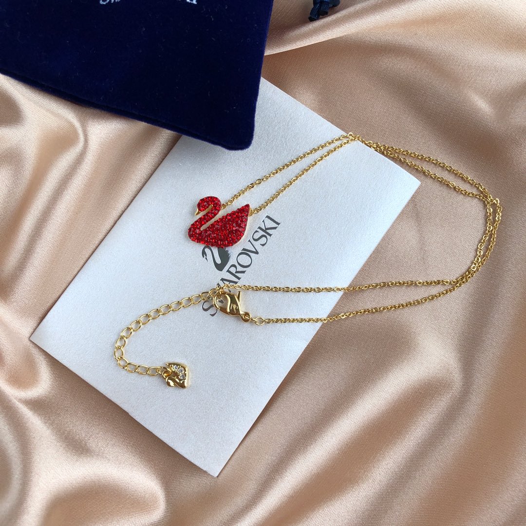 【5️⃣2️⃣0️⃣礼物】💰65 🎈施华洛🎈耀红天鹅、优雅妩媚、鸿运吉祥🤡这款以活泼跳脱的手法诠释经典天鹅的标志！