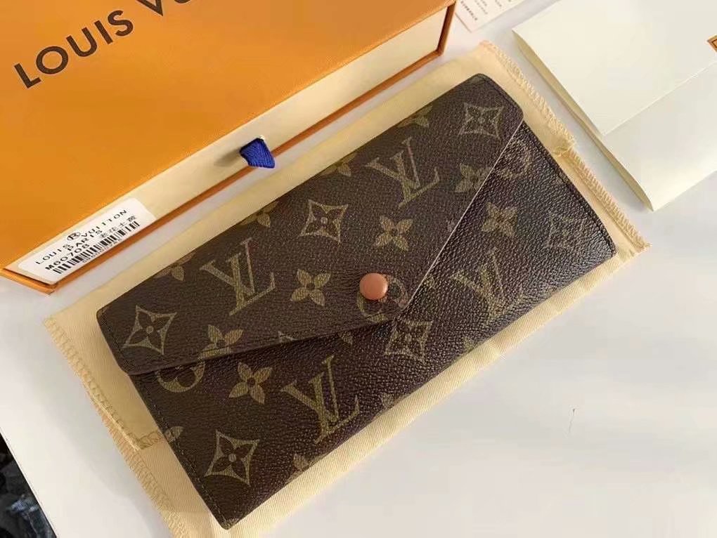P125Josephine 钱夹以路易威登的首款钱夹为设计灵感，采用柔软的 Monogram 帆布制成，并衬以颜色鲜艳的内衬，令品牌经典设计流露别样俏丽时尚之美。 长而扁平的造型使其可以轻松地放入任何口袋或手袋中。型号：M60708   尺寸：19/10.