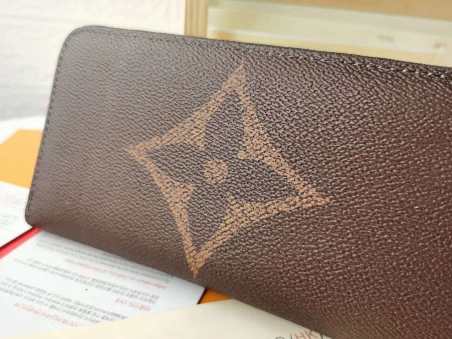 P140M60017 浅啡色大字  深啡大字 ZIppy 拉链钱夹  印花帆布版拉链零钱包，大尺寸LV字母与Monogram花卉图案格外引人注目。造型小巧拉链钱夹是经典设计之一 这款钱夹可装纸币 信用卡 小零钱和证件等 size 19x10cm。