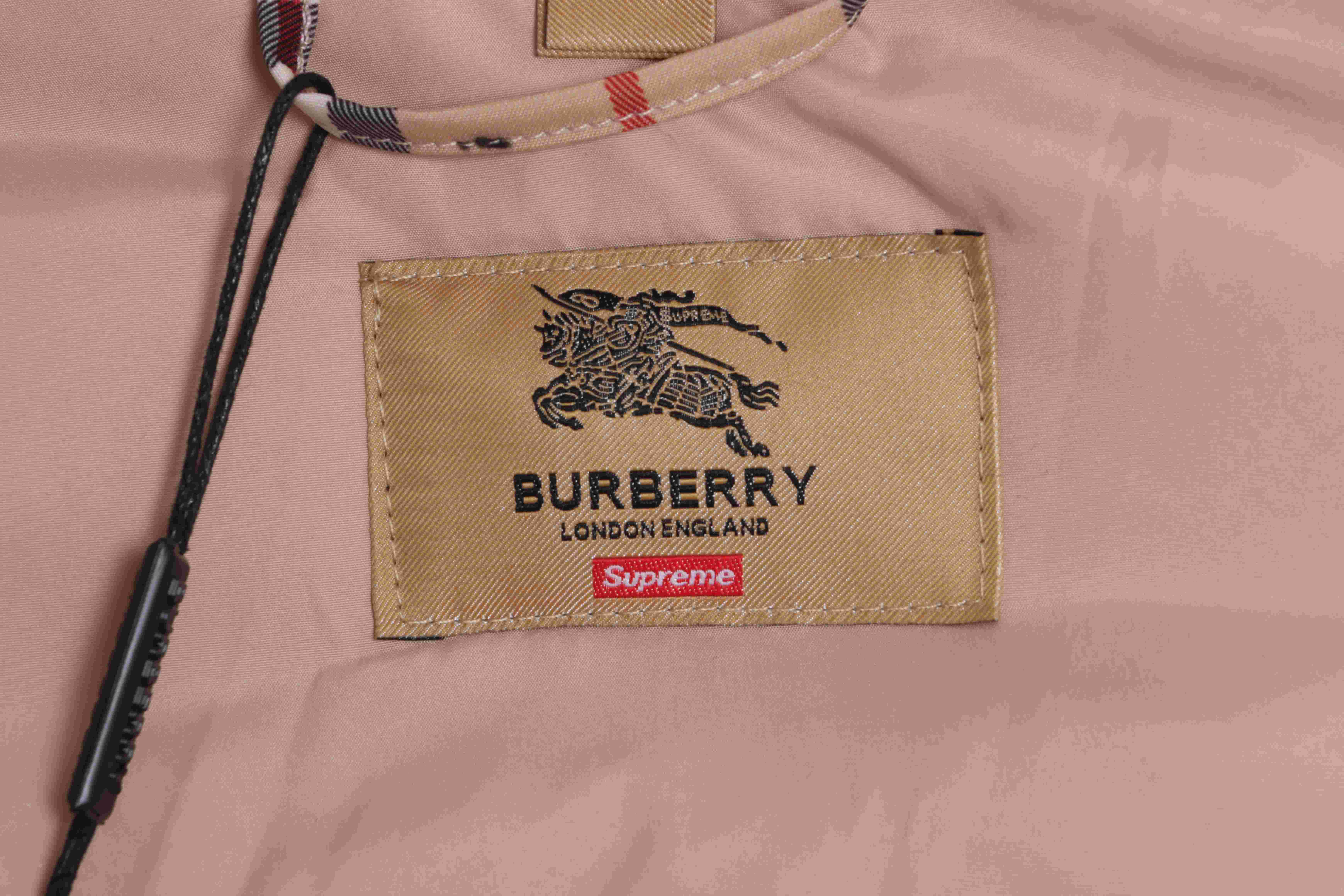 burberry×supreme联名毛领背后刺绣羽绒服 卡其色