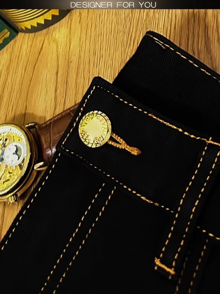 🛒购物价：60💰[原版牛仔裤,原标吊牌独家工作室新款]春秋新款牛仔裤.原厂原布原洗水！进口原版水洗弹力面料进口原版水洗弹力水洗面料，弱饱和度的中灰色在炒砂洗水测试中特别难把握，复杂的手工艺叠加，任何一个洗水环节多停留几秒都会变成完全不一样的颜色效果，所以越加珍贵，特别持久、耐味…… 选用上乘的丹宁弹力质感，真皮皮牌、高定的金属辅料……打造出独特及原创的牛仔裤款型！ 后袋三角经典logo，原版五金辅料，版型超正，舒适透气，档次极高，专柜品质，上身帅气.................................................................尺码： 28-36