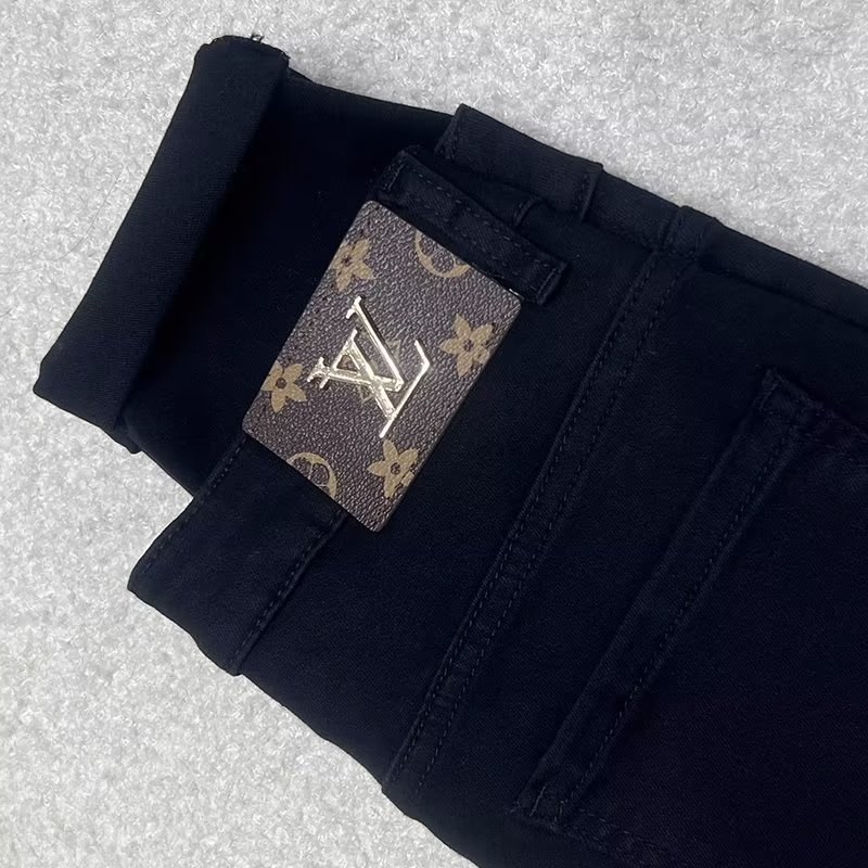 🛒购物价：60💰[原版牛仔裤,原标吊牌独家工作室新款]春秋新款牛仔裤.原厂原布原洗水！进口原版水洗弹力面料进口原版水洗弹力水洗面料，弱饱和度的中灰色在炒砂洗水测试中特别难把握，复杂的手工艺叠加，任何一个洗水环节多停留几秒都会变成完全不一样的颜色效果，所以越加珍贵，特别持久、耐味…… 选用上乘的丹宁弹力质感，真皮皮牌、高定的金属辅料……打造出独特及原创的牛仔裤款型！ 后袋三角经典logo，原版五金辅料，版型超正，舒适透气，档次极高，专柜品质，上身帅气.................................................................尺码： 28-36