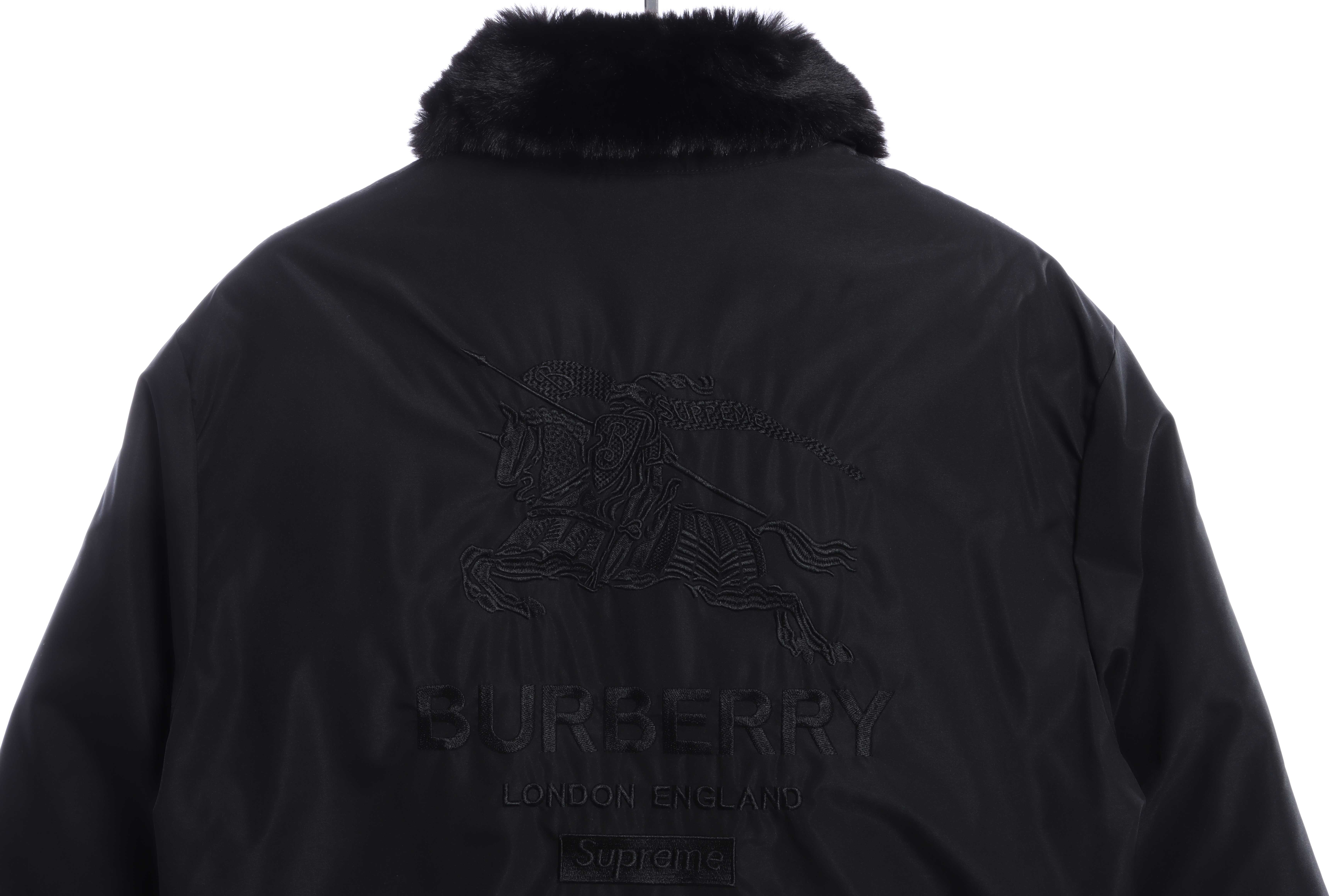 burberry×supreme联名毛领背后刺绣羽绒服 黑色