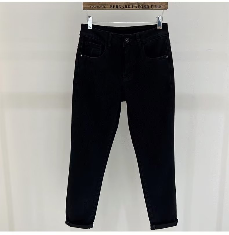 🛒购物价：60💰[原版牛仔裤,原标吊牌独家工作室新款]春秋新款牛仔裤.原厂原布原洗水！进口原版水洗弹力面料进口原版水洗弹力水洗面料，弱饱和度的中灰色在炒砂洗水测试中特别难把握，复杂的手工艺叠加，任何一个洗水环节多停留几秒都会变成完全不一样的颜色效果，所以越加珍贵，特别持久、耐味…… 选用上乘的丹宁弹力质感，真皮皮牌、高定的金属辅料……打造出独特及原创的牛仔裤款型！ 后袋三角经典logo，原版五金辅料，版型超正，舒适透气，档次极高，专柜品质，上身帅气.................................................................尺码： 28-36