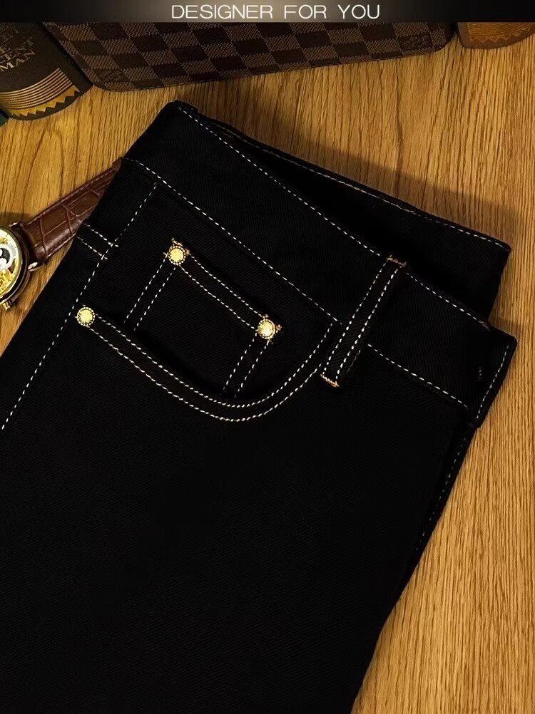 🛒购物价：60💰[原版牛仔裤,原标吊牌独家工作室新款]春秋新款牛仔裤.原厂原布原洗水！进口原版水洗弹力面料进口原版水洗弹力水洗面料，弱饱和度的中灰色在炒砂洗水测试中特别难把握，复杂的手工艺叠加，任何一个洗水环节多停留几秒都会变成完全不一样的颜色效果，所以越加珍贵，特别持久、耐味…… 选用上乘的丹宁弹力质感，真皮皮牌、高定的金属辅料……打造出独特及原创的牛仔裤款型！ 后袋三角经典logo，原版五金辅料，版型超正，舒适透气，档次极高，专柜品质，上身帅气.................................................................尺码： 28-36