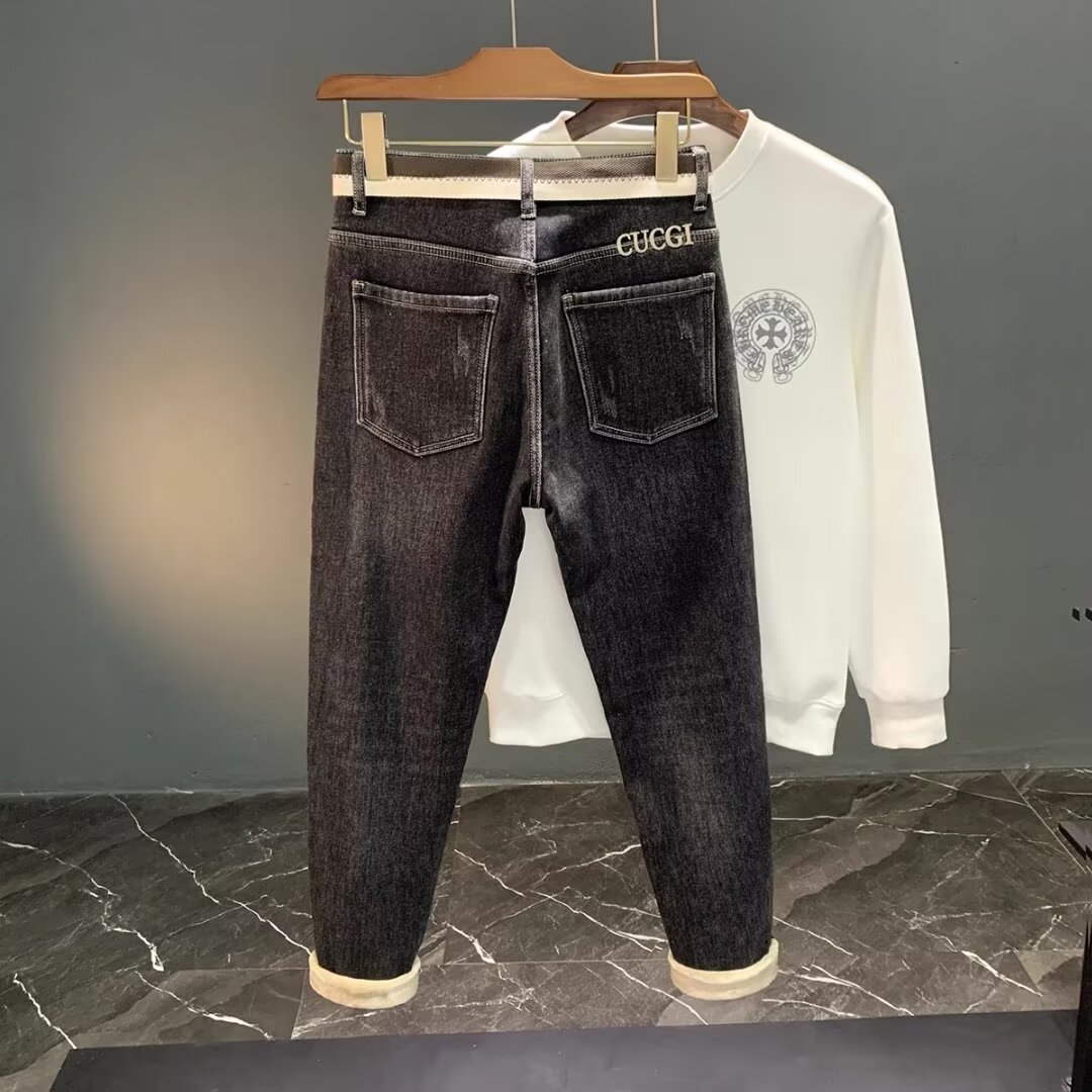 🛒购物价：60💰[原版牛仔裤,原标吊牌独家工作室新款]春秋新款牛仔裤.原厂原布原洗水！进口原版水洗弹力面料进口原版水洗弹力水洗面料，弱饱和度的中灰色在炒砂洗水测试中特别难把握，复杂的手工艺叠加，任何一个洗水环节多停留几秒都会变成完全不一样的颜色效果，所以越加珍贵，特别持久、耐味…… 选用上乘的丹宁弹力质感，真皮皮牌、高定的金属辅料……打造出独特及原创的牛仔裤款型！ 后袋三角经典logo，原版五金辅料，版型超正，舒适透气，档次极高，专柜品质，上身帅气.................................................................尺码： 28-36