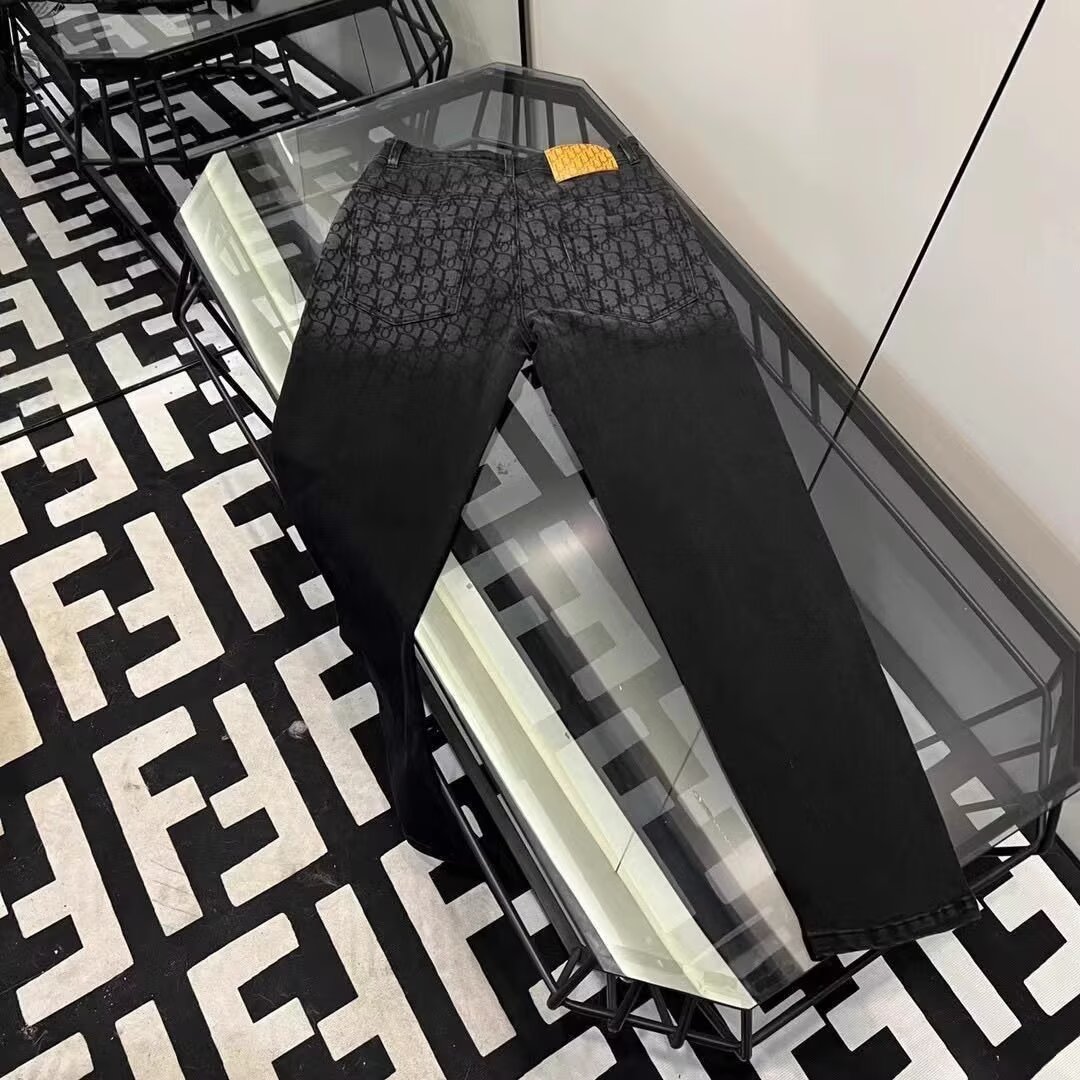 🛒购物价：60💰[原版牛仔裤,原标吊牌独家工作室新款]春秋新款牛仔裤.原厂原布原洗水！进口原版水洗弹力面料进口原版水洗弹力水洗面料，弱饱和度的中灰色在炒砂洗水测试中特别难把握，复杂的手工艺叠加，任何一个洗水环节多停留几秒都会变成完全不一样的颜色效果，所以越加珍贵，特别持久、耐味…… 选用上乘的丹宁弹力质感，真皮皮牌、高定的金属辅料……打造出独特及原创的牛仔裤款型！ 后袋三角经典logo，原版五金辅料，版型超正，舒适透气，档次极高，专柜品质，上身帅气.................................................................尺码： 28-36