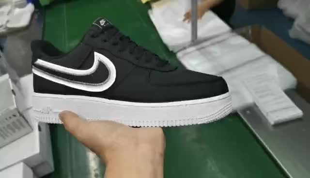 空军：毒：天猫：全新色出货！ 36-48：黑白 Air Force 1于1982年推出，由Nike公司的传奇设计师Bruce Kilgore设计，他摒弃老旧的帆布鞋风格，突破性的使用内 |