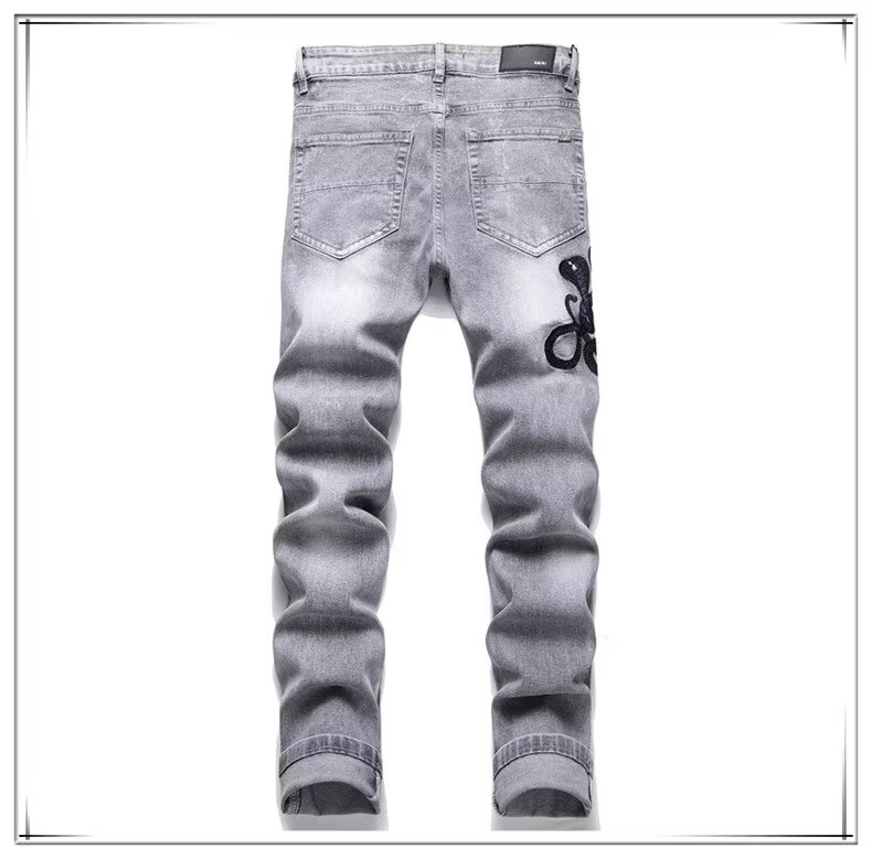 🛒购物价：60💰[原版牛仔裤,原标吊牌独家工作室新款]春秋新款牛仔裤.原厂原布原洗水！进口原版水洗弹力面料进口原版水洗弹力水洗面料，弱饱和度的中灰色在炒砂洗水测试中特别难把握，复杂的手工艺叠加，任何一个洗水环节多停留几秒都会变成完全不一样的颜色效果，所以越加珍贵，特别持久、耐味…… 选用上乘的丹宁弹力质感，真皮皮牌、高定的金属辅料……打造出独特及原创的牛仔裤款型！ 后袋三角经典logo，原版五金辅料，版型超正，舒适透气，档次极高，专柜品质，上身帅气.................................................................尺码： 28-36