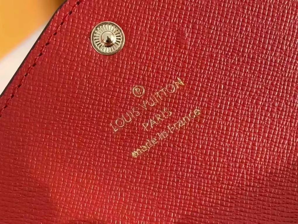 P125Josephine 钱夹以路易威登的首款钱夹为设计灵感，采用柔软的 Monogram 帆布制成，并衬以颜色鲜艳的内衬，令品牌经典设计流露别样俏丽时尚之美。 长而扁平的造型使其可以轻松地放入任何口袋或手袋中。型号：M60708   尺寸：19/10.
