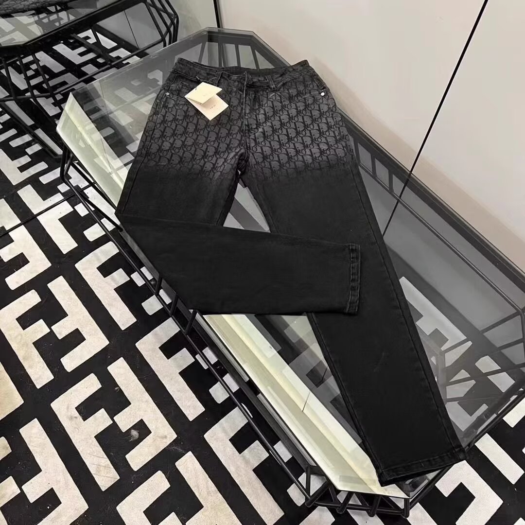 🛒购物价：60💰[原版牛仔裤,原标吊牌独家工作室新款]春秋新款牛仔裤.原厂原布原洗水！进口原版水洗弹力面料进口原版水洗弹力水洗面料，弱饱和度的中灰色在炒砂洗水测试中特别难把握，复杂的手工艺叠加，任何一个洗水环节多停留几秒都会变成完全不一样的颜色效果，所以越加珍贵，特别持久、耐味…… 选用上乘的丹宁弹力质感，真皮皮牌、高定的金属辅料……打造出独特及原创的牛仔裤款型！ 后袋三角经典logo，原版五金辅料，版型超正，舒适透气，档次极高，专柜品质，上身帅气.................................................................尺码： 28-36