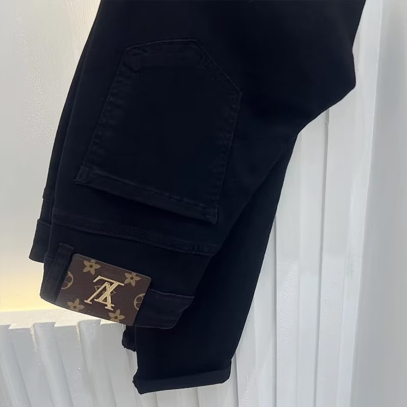 🛒购物价：60💰[原版牛仔裤,原标吊牌独家工作室新款]春秋新款牛仔裤.原厂原布原洗水！进口原版水洗弹力面料进口原版水洗弹力水洗面料，弱饱和度的中灰色在炒砂洗水测试中特别难把握，复杂的手工艺叠加，任何一个洗水环节多停留几秒都会变成完全不一样的颜色效果，所以越加珍贵，特别持久、耐味…… 选用上乘的丹宁弹力质感，真皮皮牌、高定的金属辅料……打造出独特及原创的牛仔裤款型！ 后袋三角经典logo，原版五金辅料，版型超正，舒适透气，档次极高，专柜品质，上身帅气.................................................................尺码： 28-36