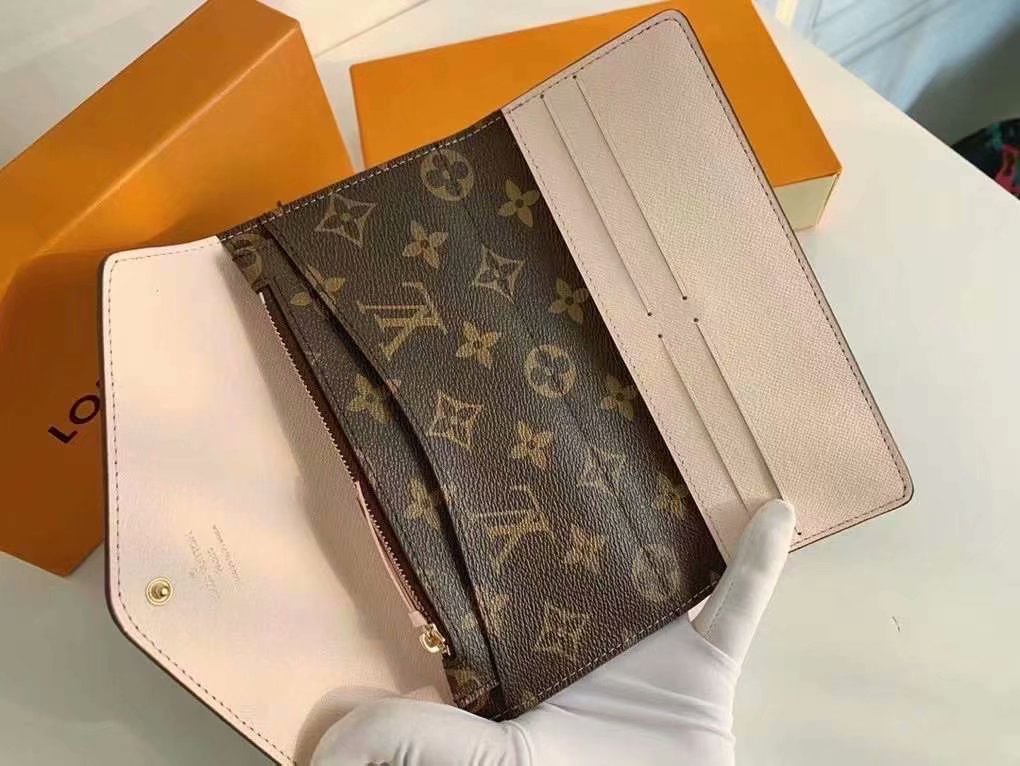 P125Josephine 钱夹以路易威登的首款钱夹为设计灵感，采用柔软的 Monogram 帆布制成，并衬以颜色鲜艳的内衬，令品牌经典设计流露别样俏丽时尚之美。 长而扁平的造型使其可以轻松地放入任何口袋或手袋中。型号：M60708   尺寸：19/10.