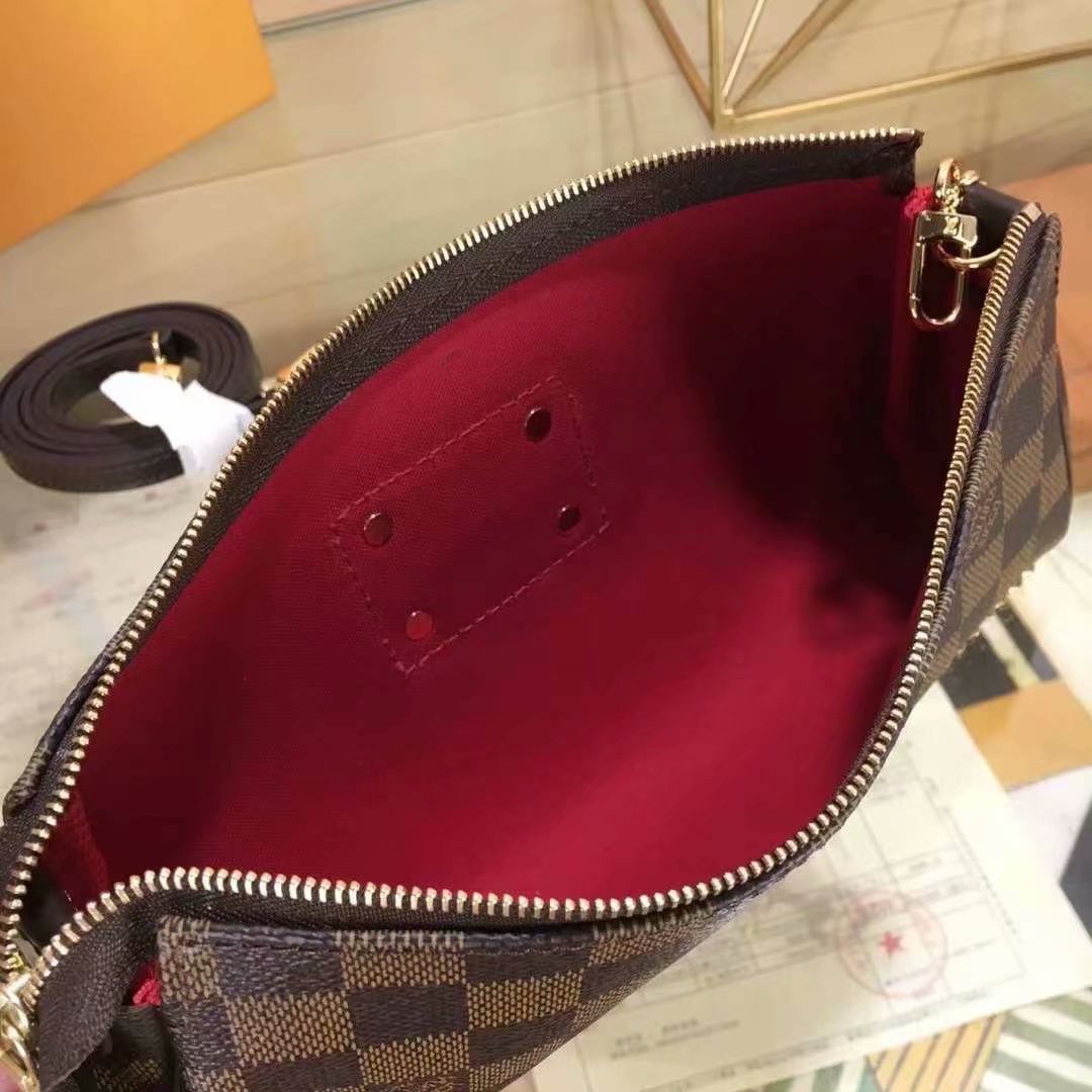 P165EVA 手袋 M95567/55213/55214以 Damier 帆布制成的Eva手袋为时尚女性提供了一系列可供选择的衣橱精品。它可作为手包拎提，也可肩背，是一款理想的晚装包。若斜挎使用，则彰显休闲气息。尺寸:25x13x4cm