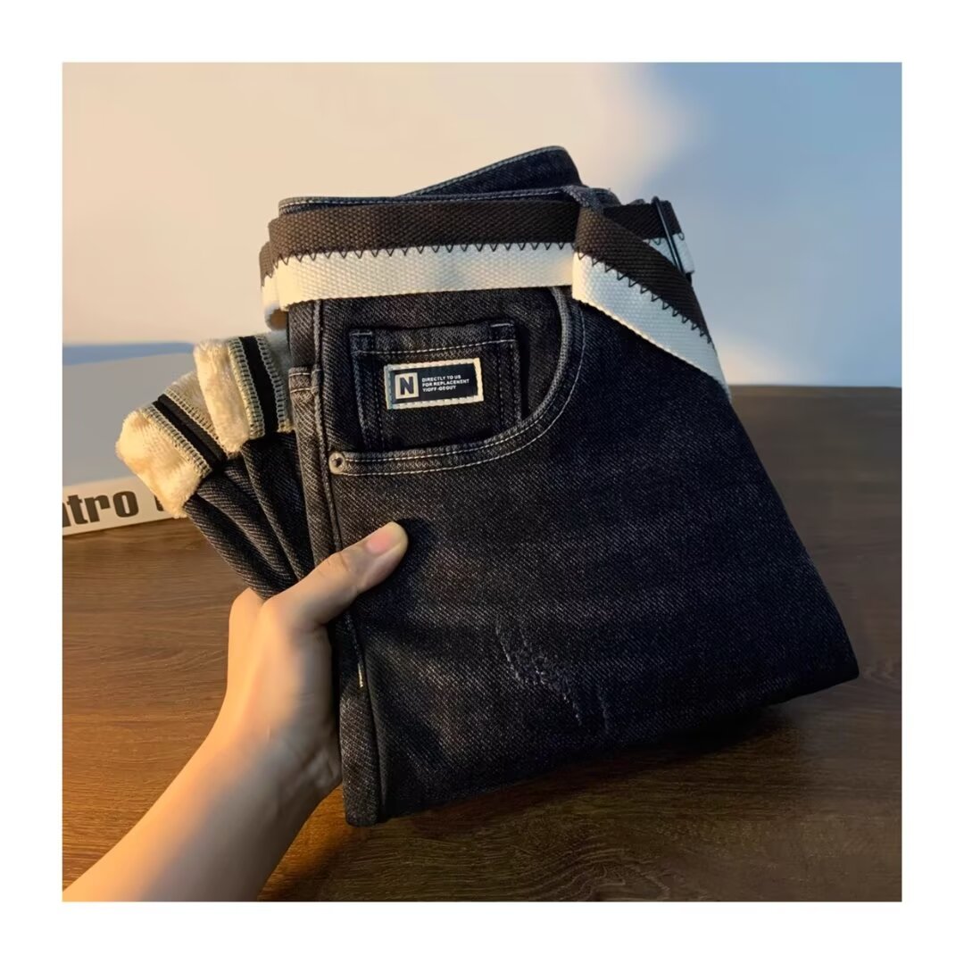 🛒购物价：60💰[原版牛仔裤,原标吊牌独家工作室新款]春秋新款牛仔裤.原厂原布原洗水！进口原版水洗弹力面料进口原版水洗弹力水洗面料，弱饱和度的中灰色在炒砂洗水测试中特别难把握，复杂的手工艺叠加，任何一个洗水环节多停留几秒都会变成完全不一样的颜色效果，所以越加珍贵，特别持久、耐味…… 选用上乘的丹宁弹力质感，真皮皮牌、高定的金属辅料……打造出独特及原创的牛仔裤款型！ 后袋三角经典logo，原版五金辅料，版型超正，舒适透气，档次极高，专柜品质，上身帅气.................................................................尺码： 28-36