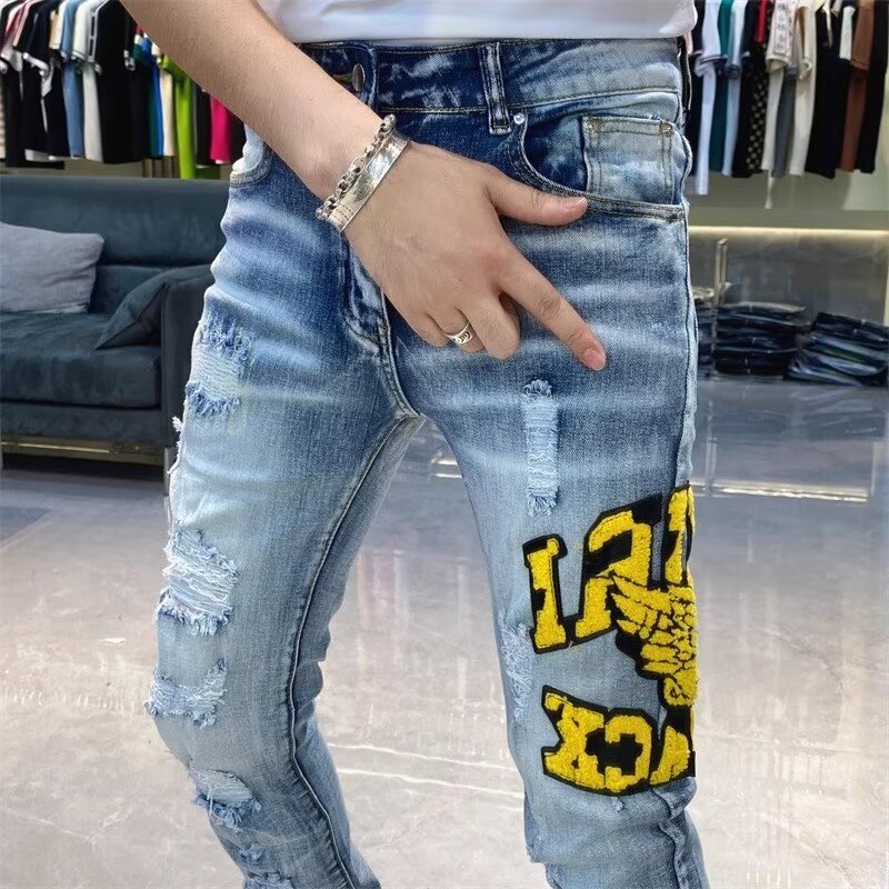 🛒购物价：60💰[原版牛仔裤,原标吊牌独家工作室新款]春秋新款牛仔裤.原厂原布原洗水！进口原版水洗弹力面料进口原版水洗弹力水洗面料，弱饱和度的中灰色在炒砂洗水测试中特别难把握，复杂的手工艺叠加，任何一个洗水环节多停留几秒都会变成完全不一样的颜色效果，所以越加珍贵，特别持久、耐味…… 选用上乘的丹宁弹力质感，真皮皮牌、高定的金属辅料……打造出独特及原创的牛仔裤款型！ 后袋三角经典logo，原版五金辅料，版型超正，舒适透气，档次极高，专柜品质，上身帅气.................................................................尺码： 28-36