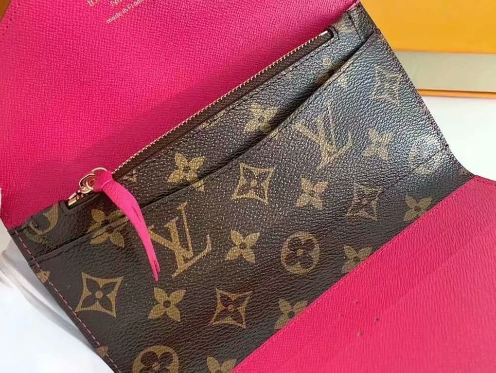 P125Josephine 钱夹以路易威登的首款钱夹为设计灵感，采用柔软的 Monogram 帆布制成，并衬以颜色鲜艳的内衬，令品牌经典设计流露别样俏丽时尚之美。 长而扁平的造型使其可以轻松地放入任何口袋或手袋中。型号：M60708   尺寸：19/10.