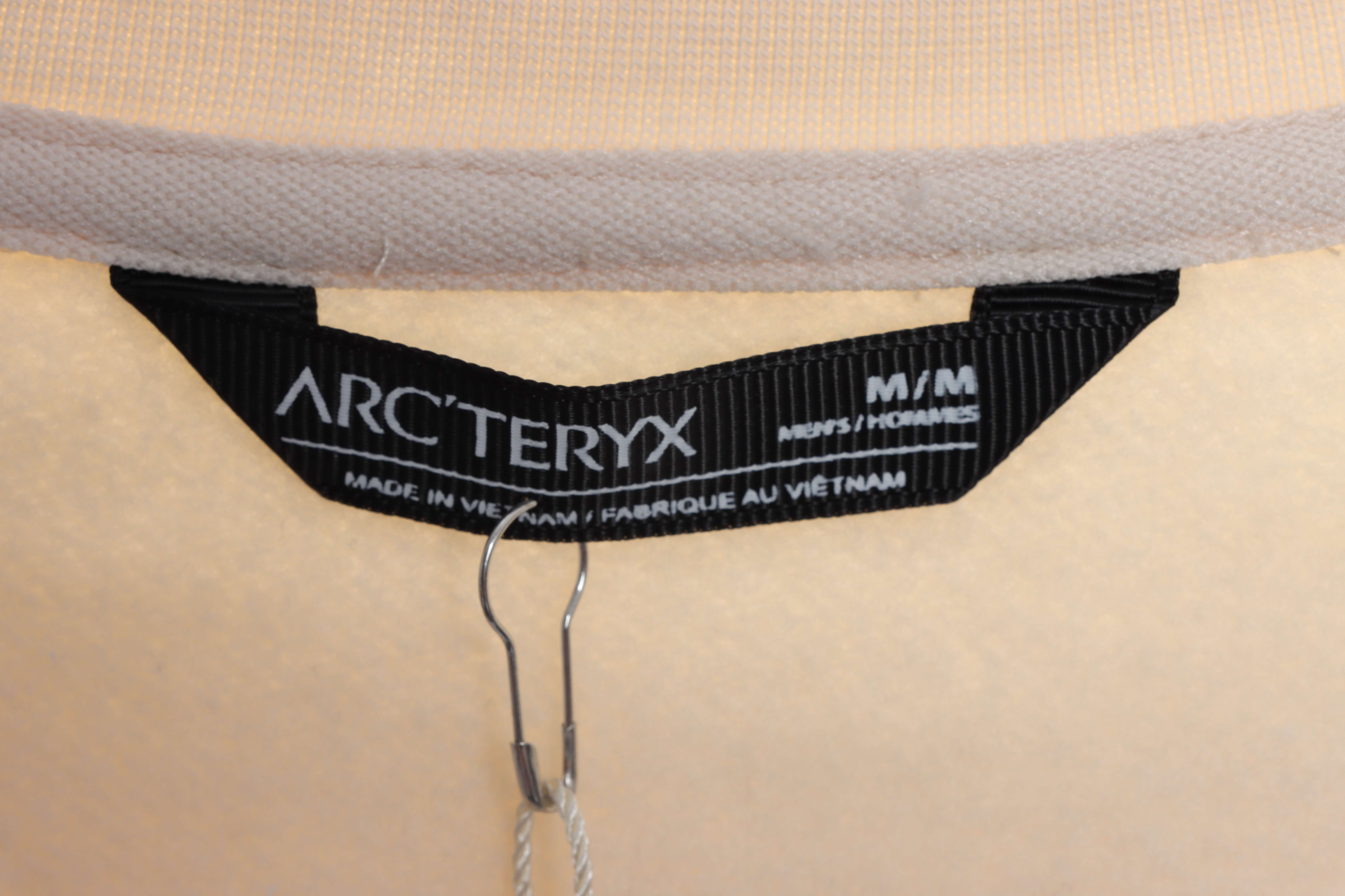 P290 ARC'TERTX 始祖鸟 大logo植绒印花圆领卫衣 米黄