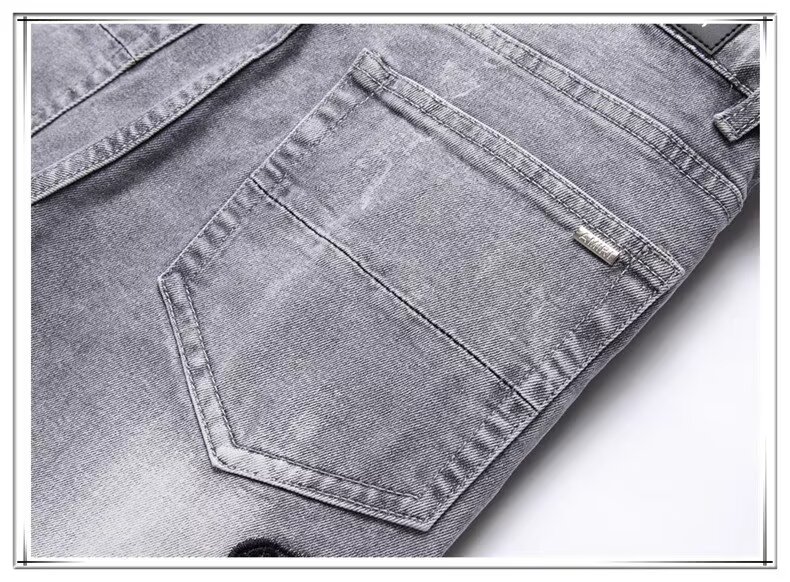 🛒购物价：60💰[原版牛仔裤,原标吊牌独家工作室新款]春秋新款牛仔裤.原厂原布原洗水！进口原版水洗弹力面料进口原版水洗弹力水洗面料，弱饱和度的中灰色在炒砂洗水测试中特别难把握，复杂的手工艺叠加，任何一个洗水环节多停留几秒都会变成完全不一样的颜色效果，所以越加珍贵，特别持久、耐味…… 选用上乘的丹宁弹力质感，真皮皮牌、高定的金属辅料……打造出独特及原创的牛仔裤款型！ 后袋三角经典logo，原版五金辅料，版型超正，舒适透气，档次极高，专柜品质，上身帅气.................................................................尺码： 28-36