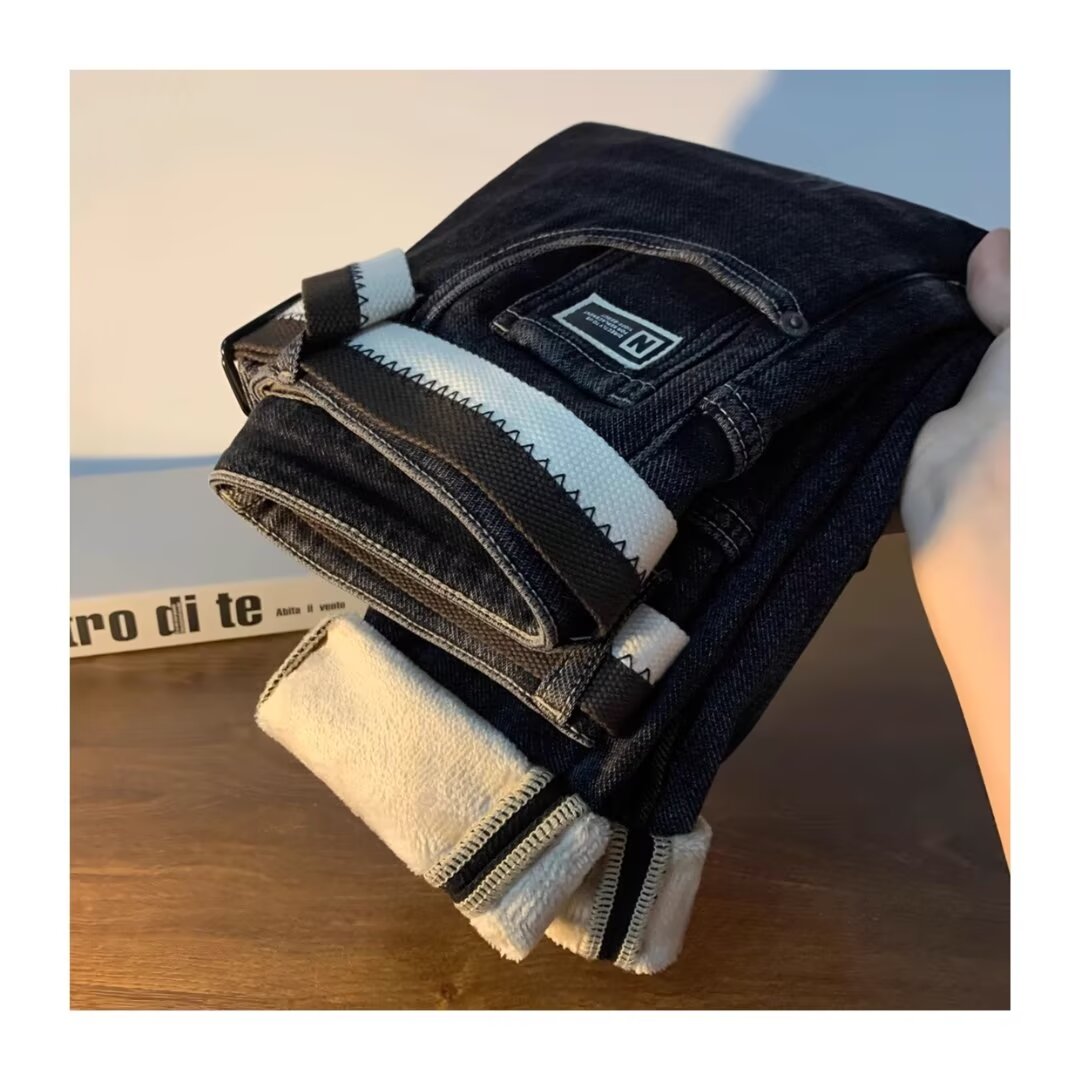 🛒购物价：60💰[原版牛仔裤,原标吊牌独家工作室新款]春秋新款牛仔裤.原厂原布原洗水！进口原版水洗弹力面料进口原版水洗弹力水洗面料，弱饱和度的中灰色在炒砂洗水测试中特别难把握，复杂的手工艺叠加，任何一个洗水环节多停留几秒都会变成完全不一样的颜色效果，所以越加珍贵，特别持久、耐味…… 选用上乘的丹宁弹力质感，真皮皮牌、高定的金属辅料……打造出独特及原创的牛仔裤款型！ 后袋三角经典logo，原版五金辅料，版型超正，舒适透气，档次极高，专柜品质，上身帅气.................................................................尺码： 28-36